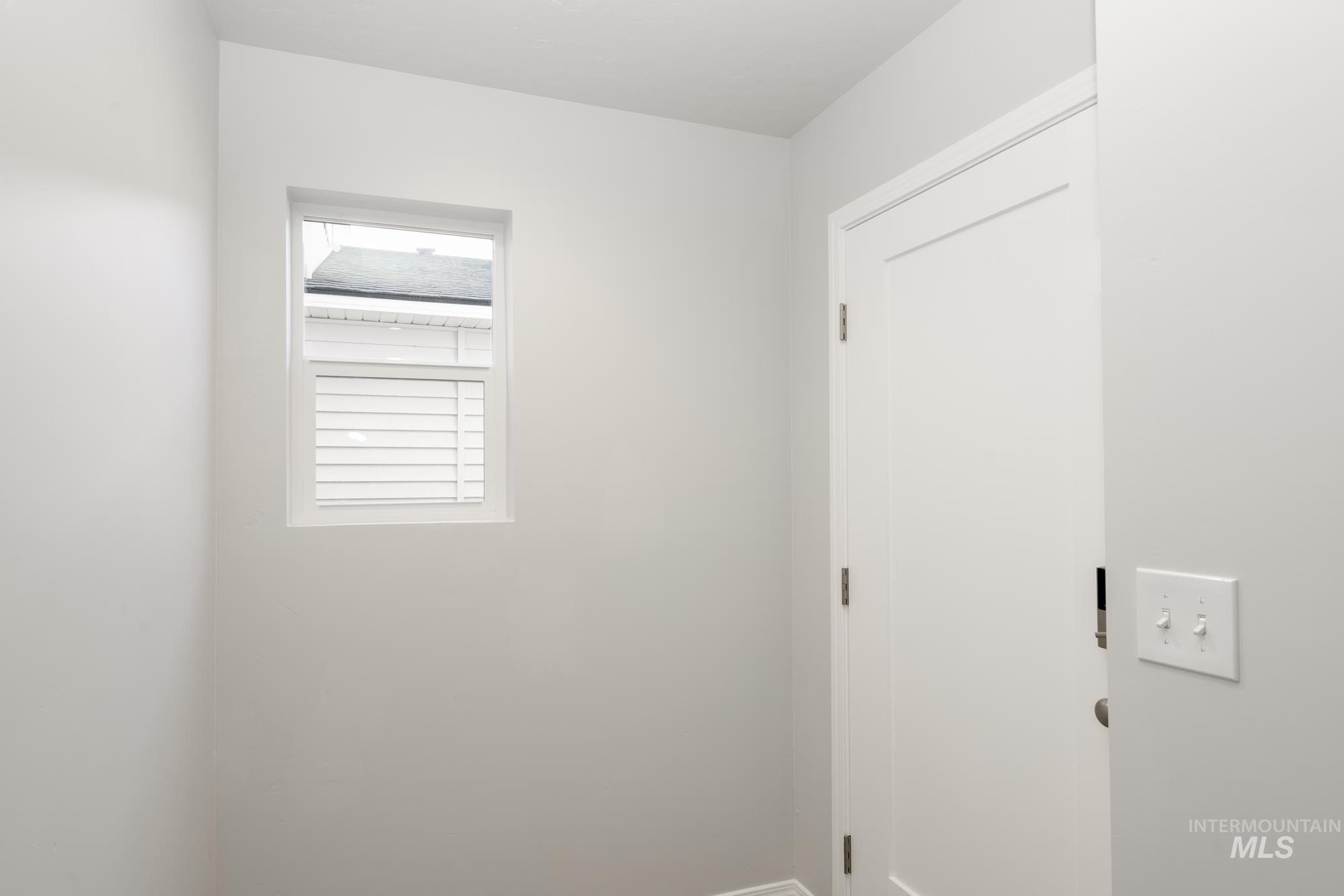 Laundry room with baseboards