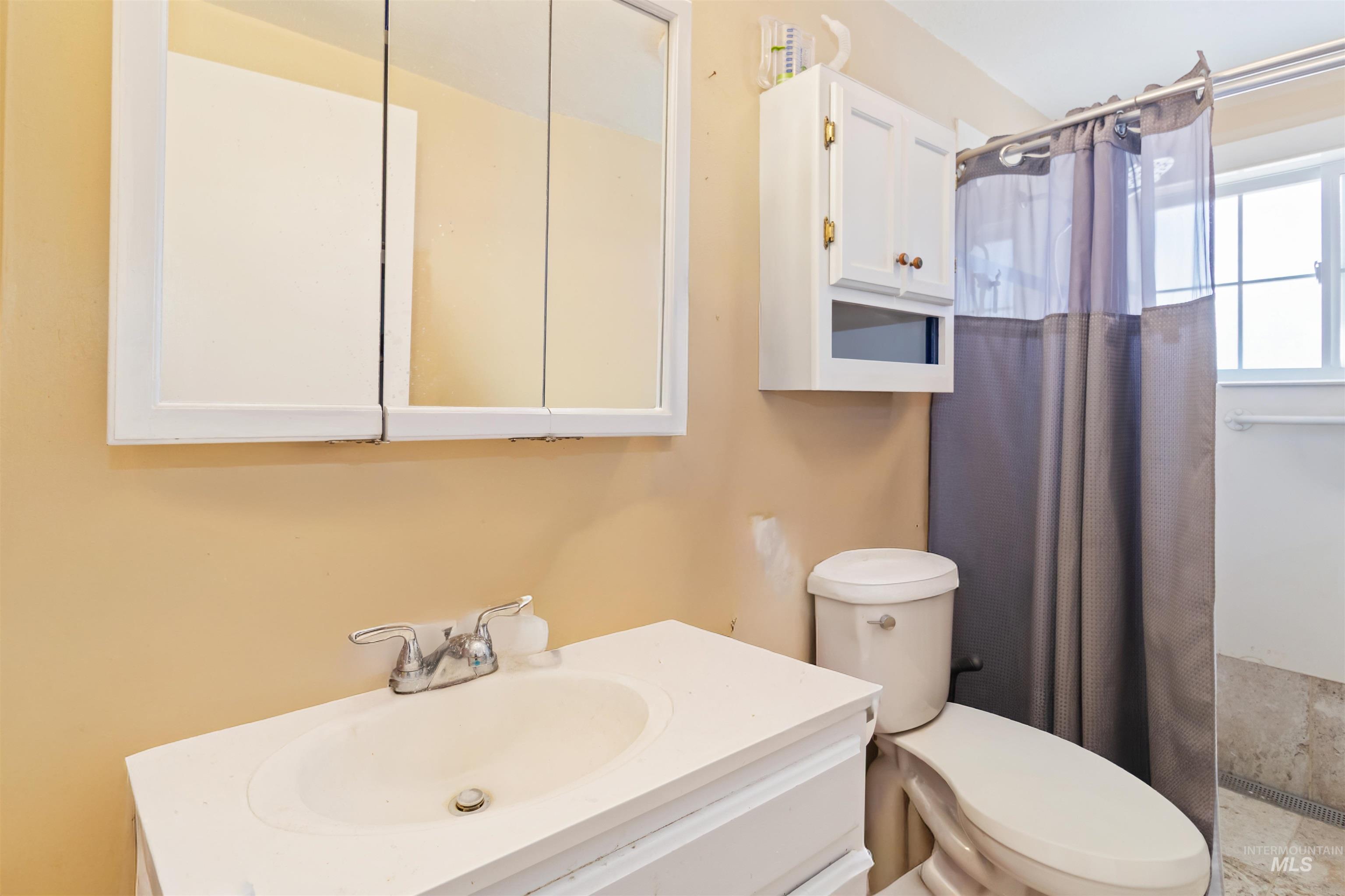 Full bathroom with a shower with shower curtain and vanity