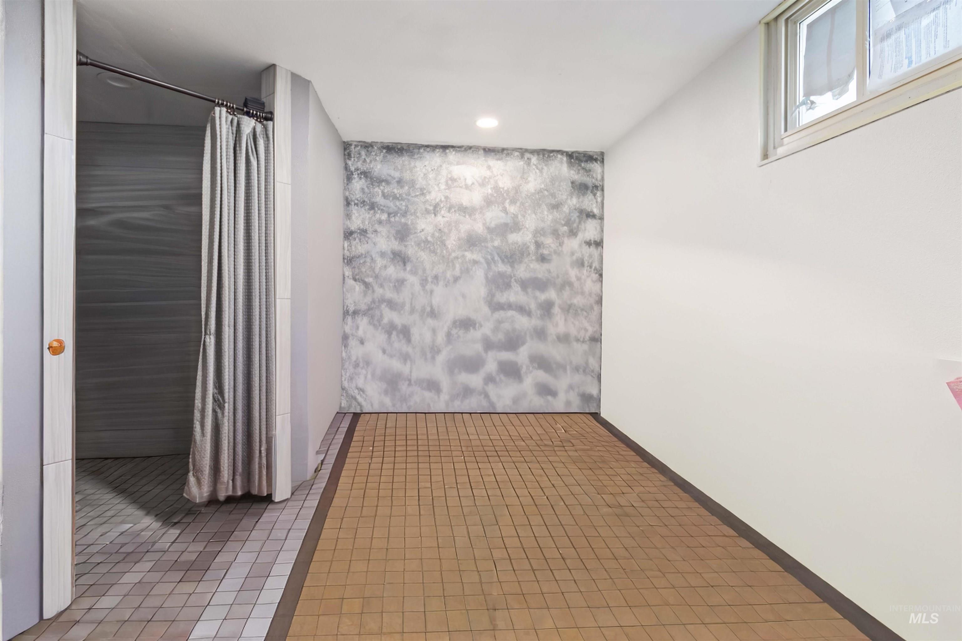 Tiled empty room with recessed lighting