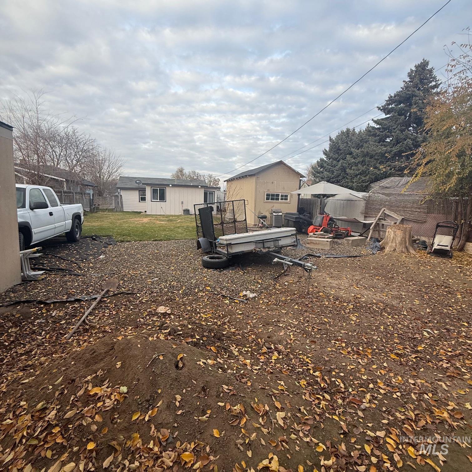 View of yard featuring an outbuilding