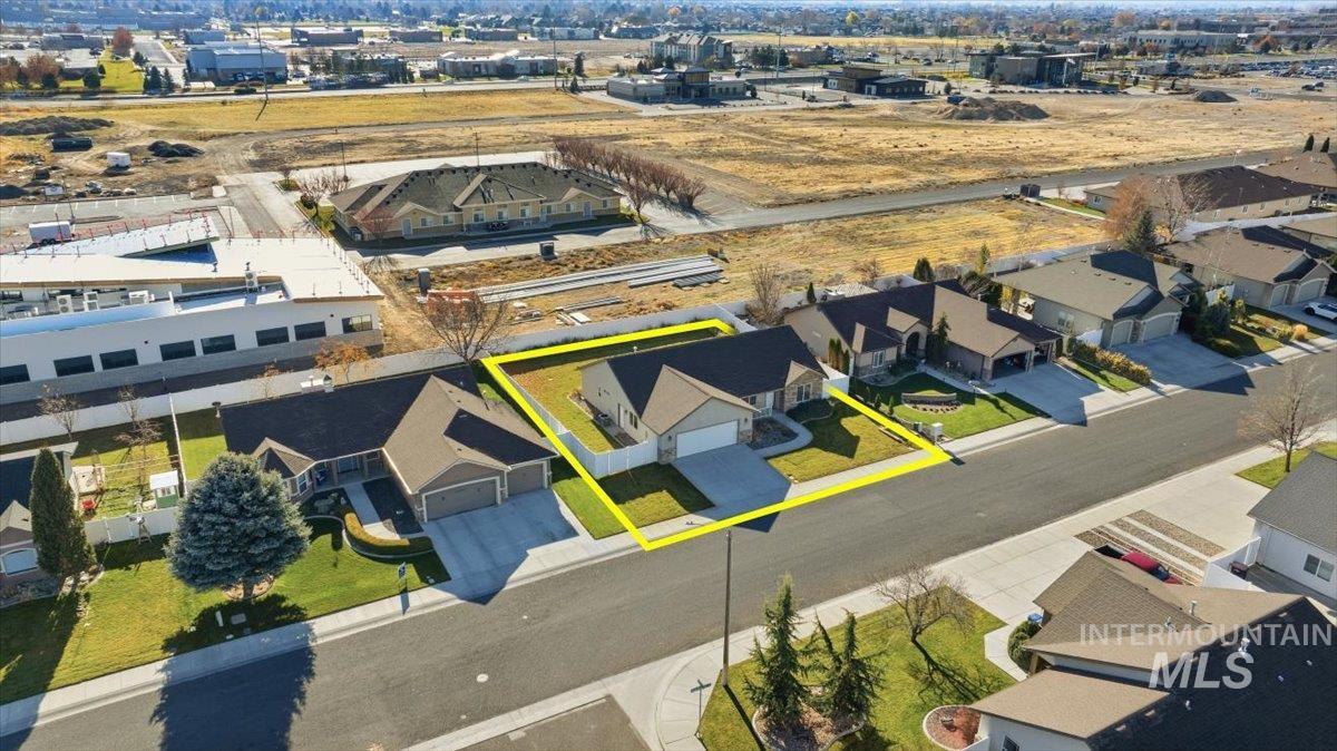 Aerial view of residential area featuring property parcel outlined