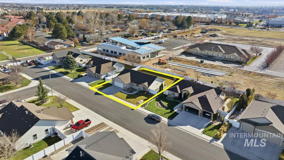 Aerial view of residential area featuring property parcel outlined
