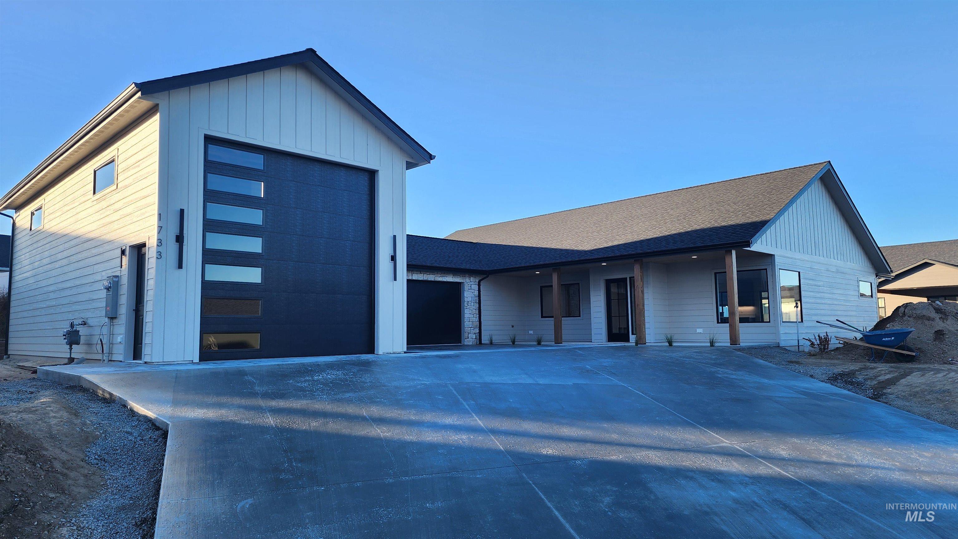 1733 Canyon Crest Way, Lewiston, Idaho 83501, 3 Bedrooms, 2.5 Bathrooms, Residential For Sale, Price $595,000, 98968484