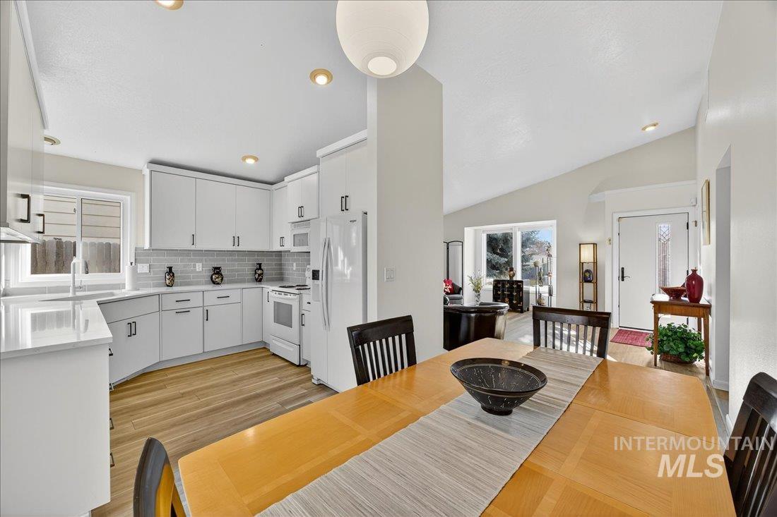 5672 W Drawbridge Dr., Boise, Idaho 83703, 3 Bedrooms, 2 Bathrooms, Residential For Sale, Price $455,000, 98968517