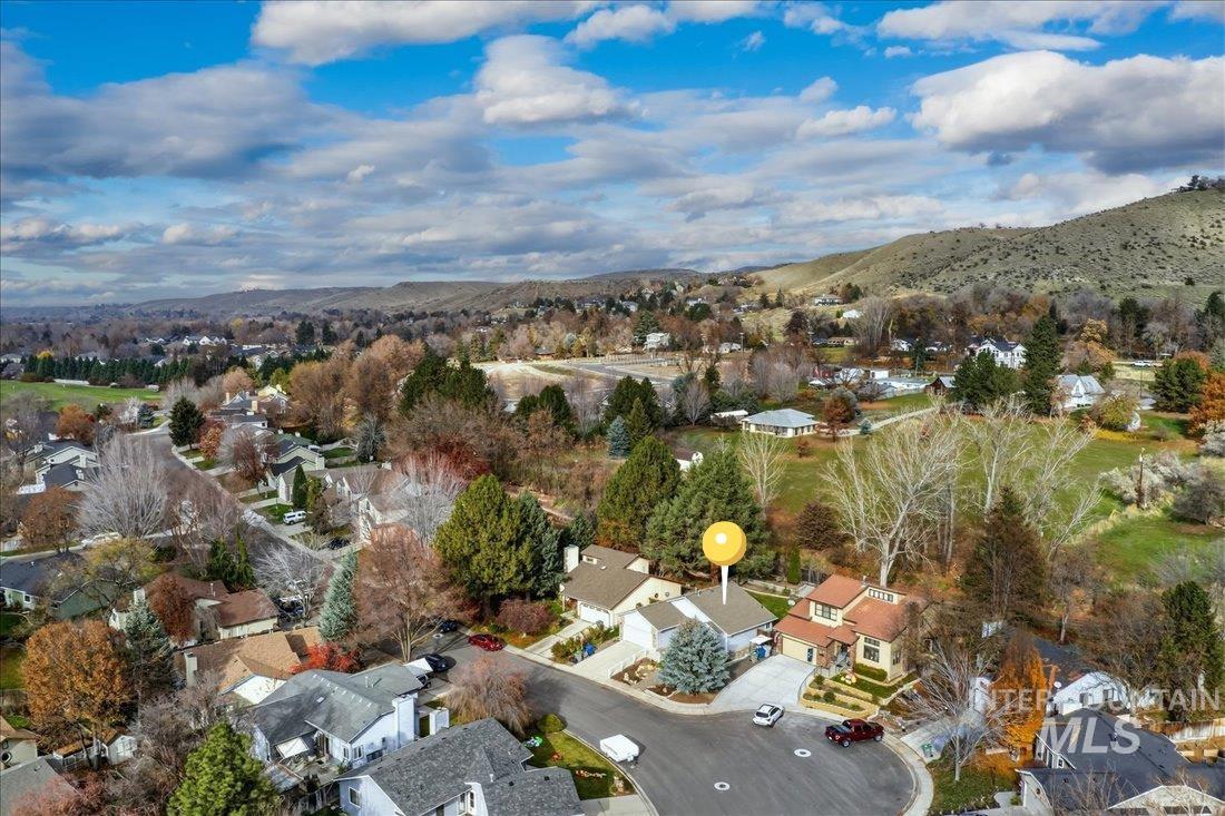 5672 W Drawbridge Dr., Boise, Idaho 83703, 3 Bedrooms, 2 Bathrooms, Residential For Sale, Price $455,000, 98968517