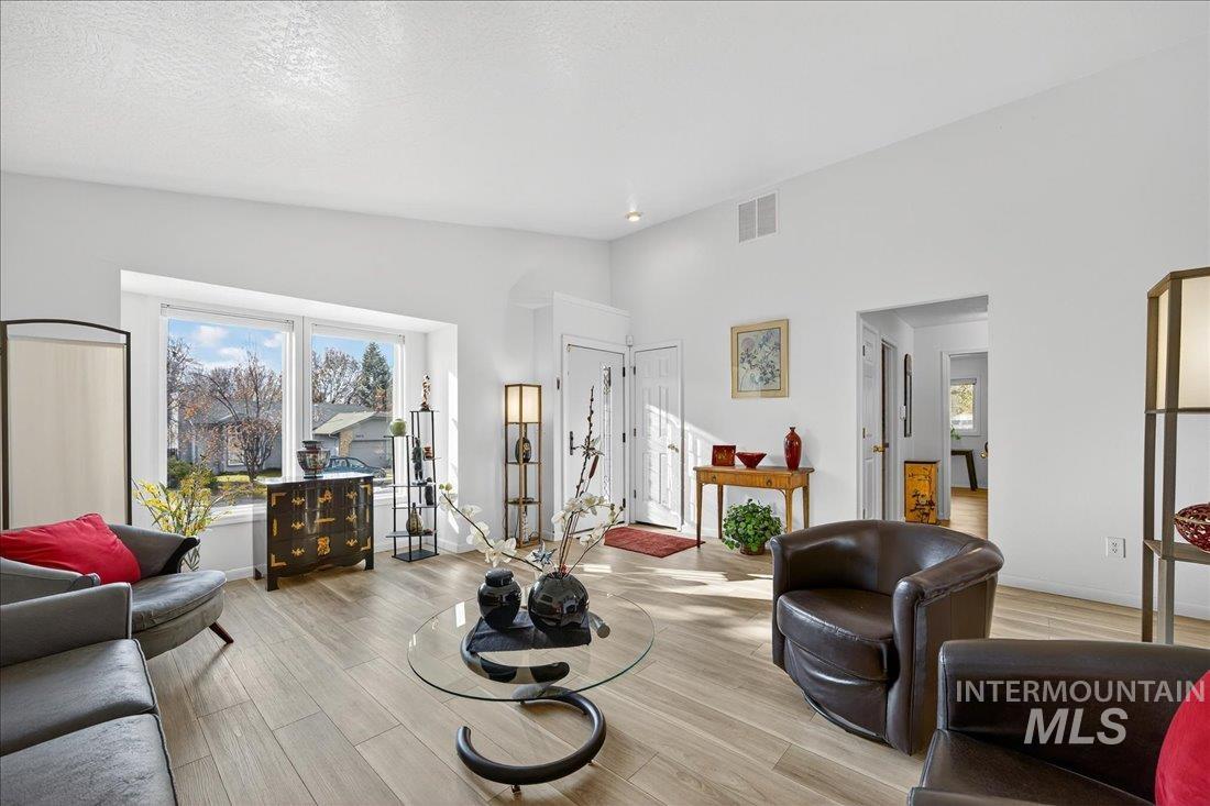 5672 W Drawbridge Dr., Boise, Idaho 83703, 3 Bedrooms, 2 Bathrooms, Residential For Sale, Price $455,000, 98968517