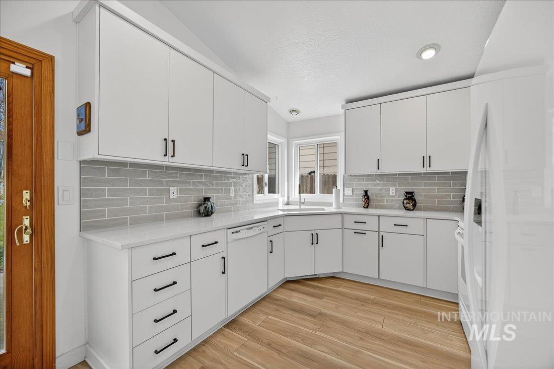 5672 W Drawbridge Dr., Boise, Idaho 83703, 3 Bedrooms, 2 Bathrooms, Residential For Sale, Price $455,000, 98968517