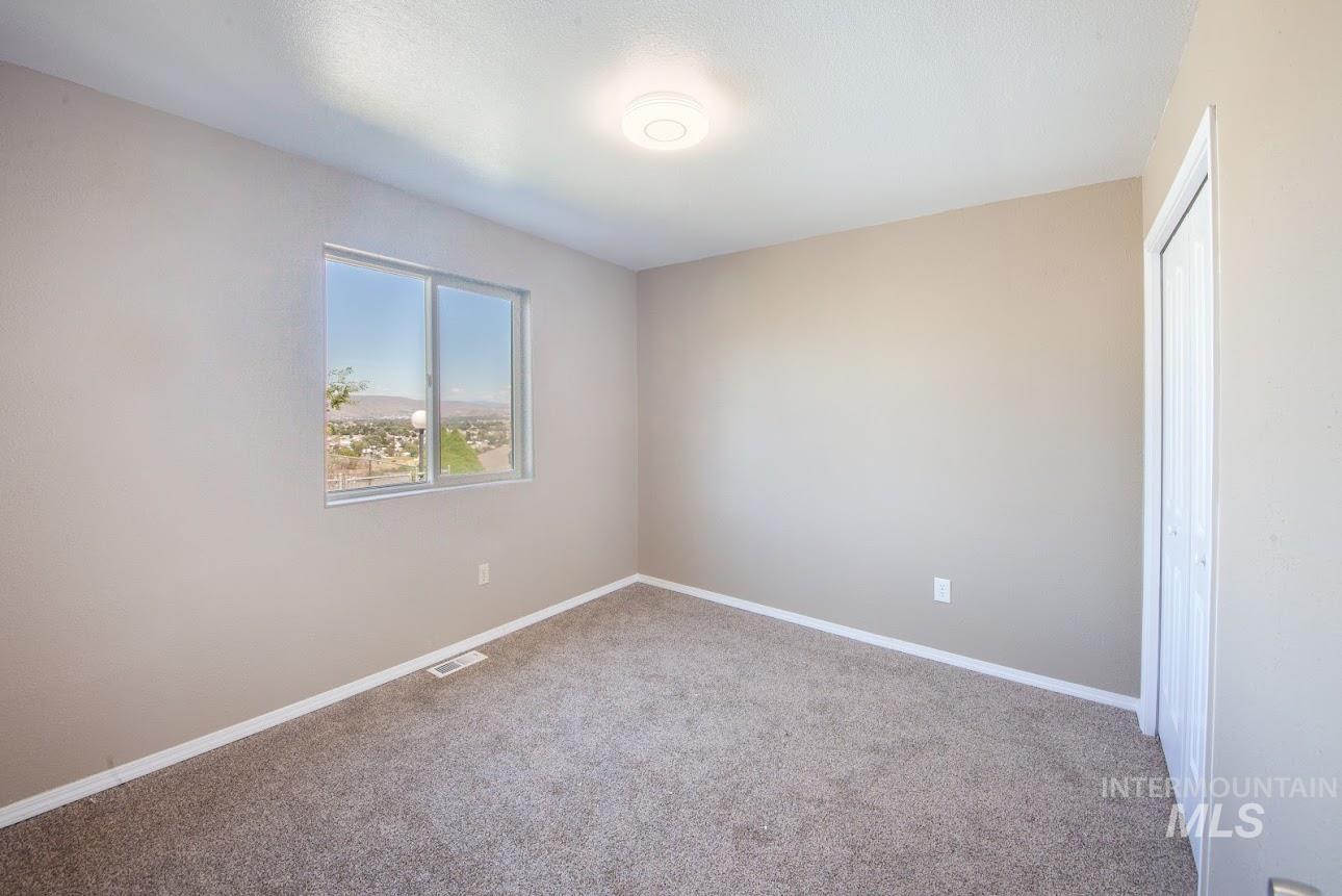 2975 Dove Dr, Clarkston, Washington 99403, 6 Bedrooms, 3.5 Bathrooms, Residential For Sale, Price $509,000, 98968518