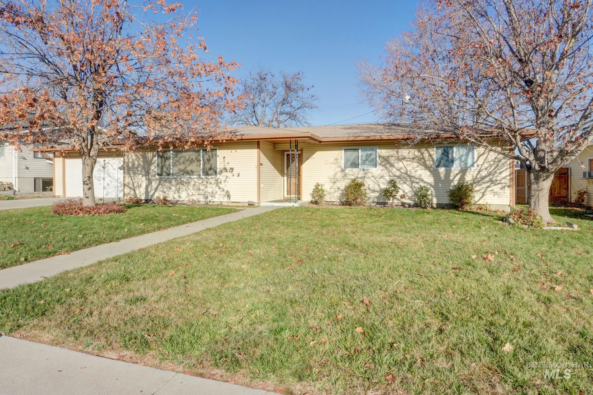 Ranch-style home featuring a front yard