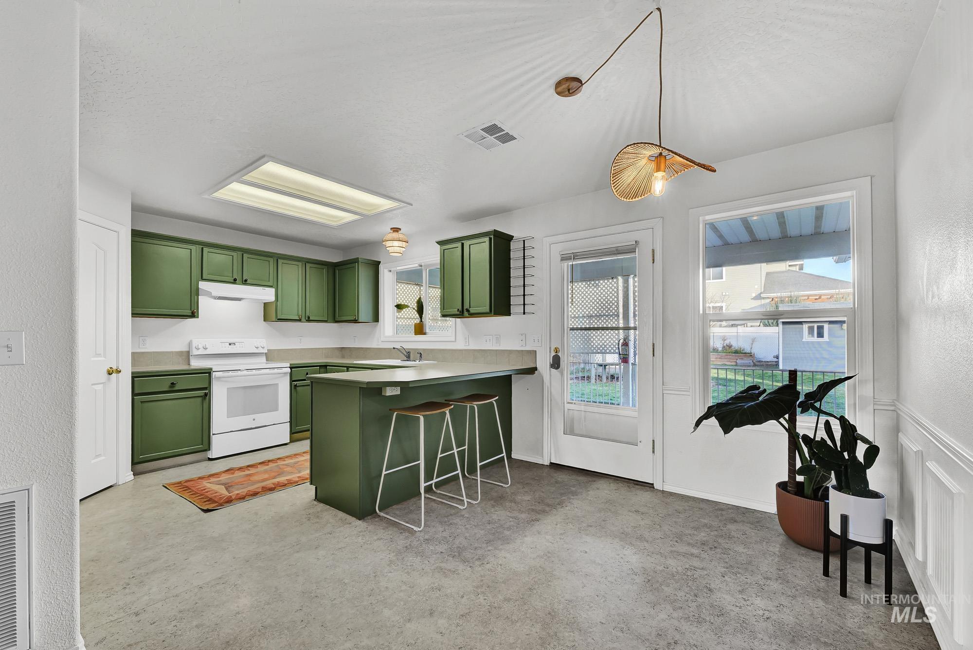 262 N Sunbird Ave, Kuna, Idaho 83634, 3 Bedrooms, 2 Bathrooms, Residential For Sale, Price $385,000,MLS 98968572