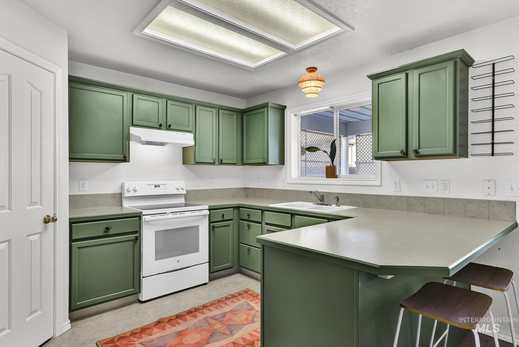 262 N Sunbird Ave, Kuna, Idaho 83634, 3 Bedrooms, 2 Bathrooms, Residential For Sale, Price $385,000,MLS 98968572