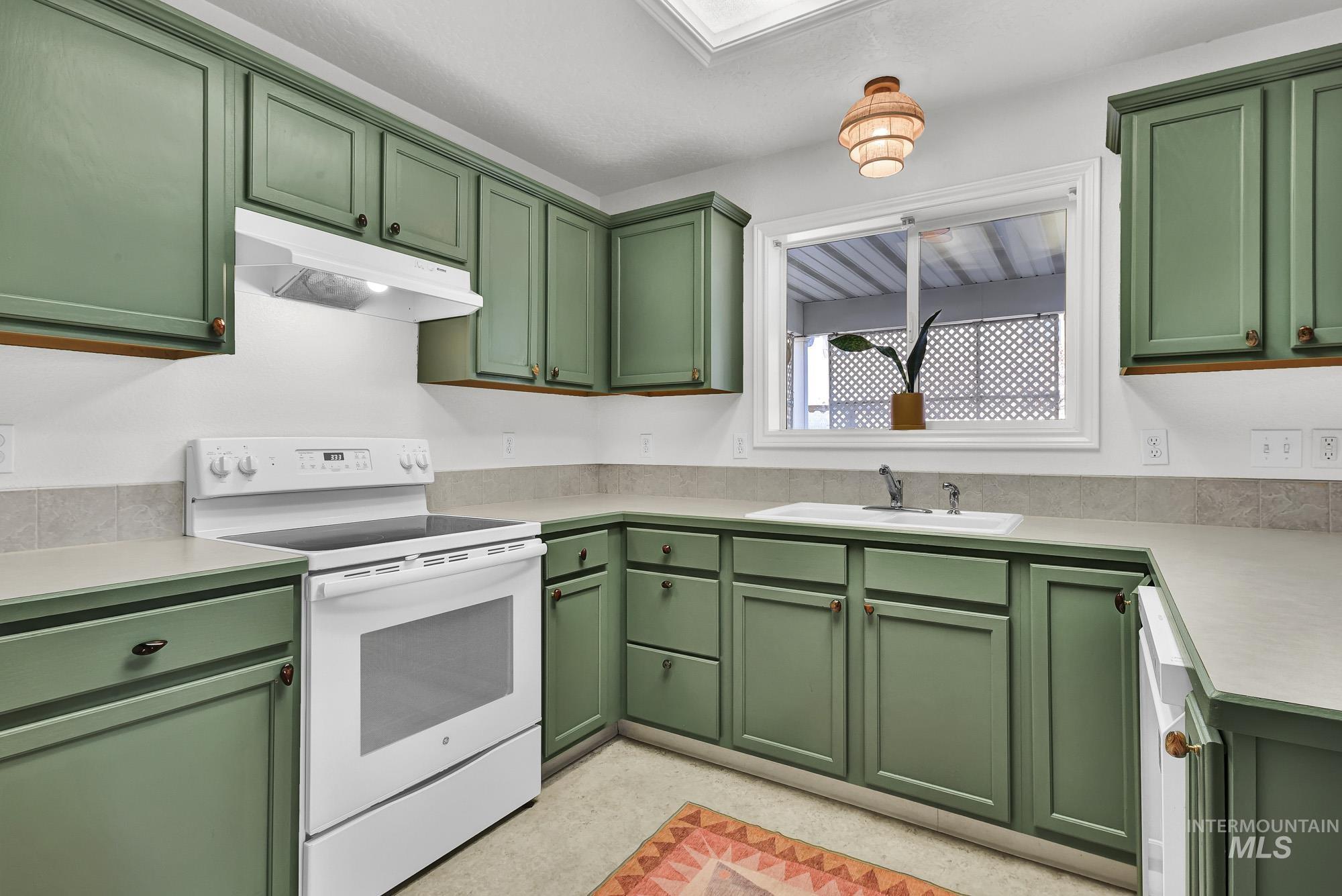 262 N Sunbird Ave, Kuna, Idaho 83634, 3 Bedrooms, 2 Bathrooms, Residential For Sale, Price $385,000,MLS 98968572