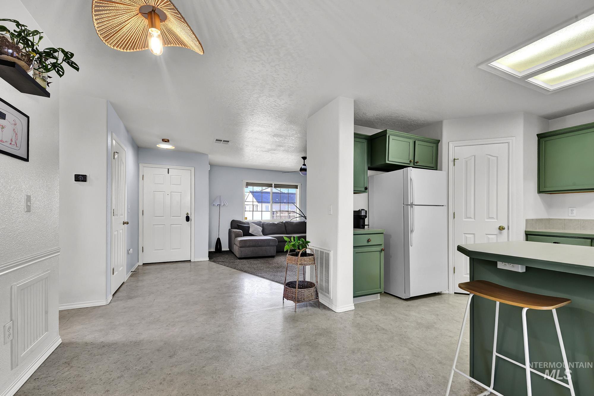 262 N Sunbird Ave, Kuna, Idaho 83634, 3 Bedrooms, 2 Bathrooms, Residential For Sale, Price $385,000,MLS 98968572