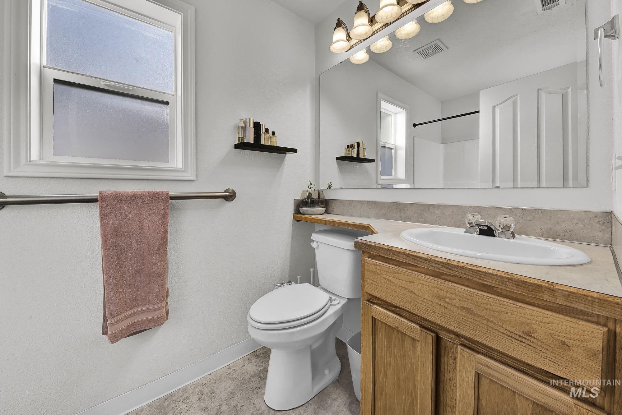 262 N Sunbird Ave, Kuna, Idaho 83634, 3 Bedrooms, 2 Bathrooms, Residential For Sale, Price $385,000,MLS 98968572