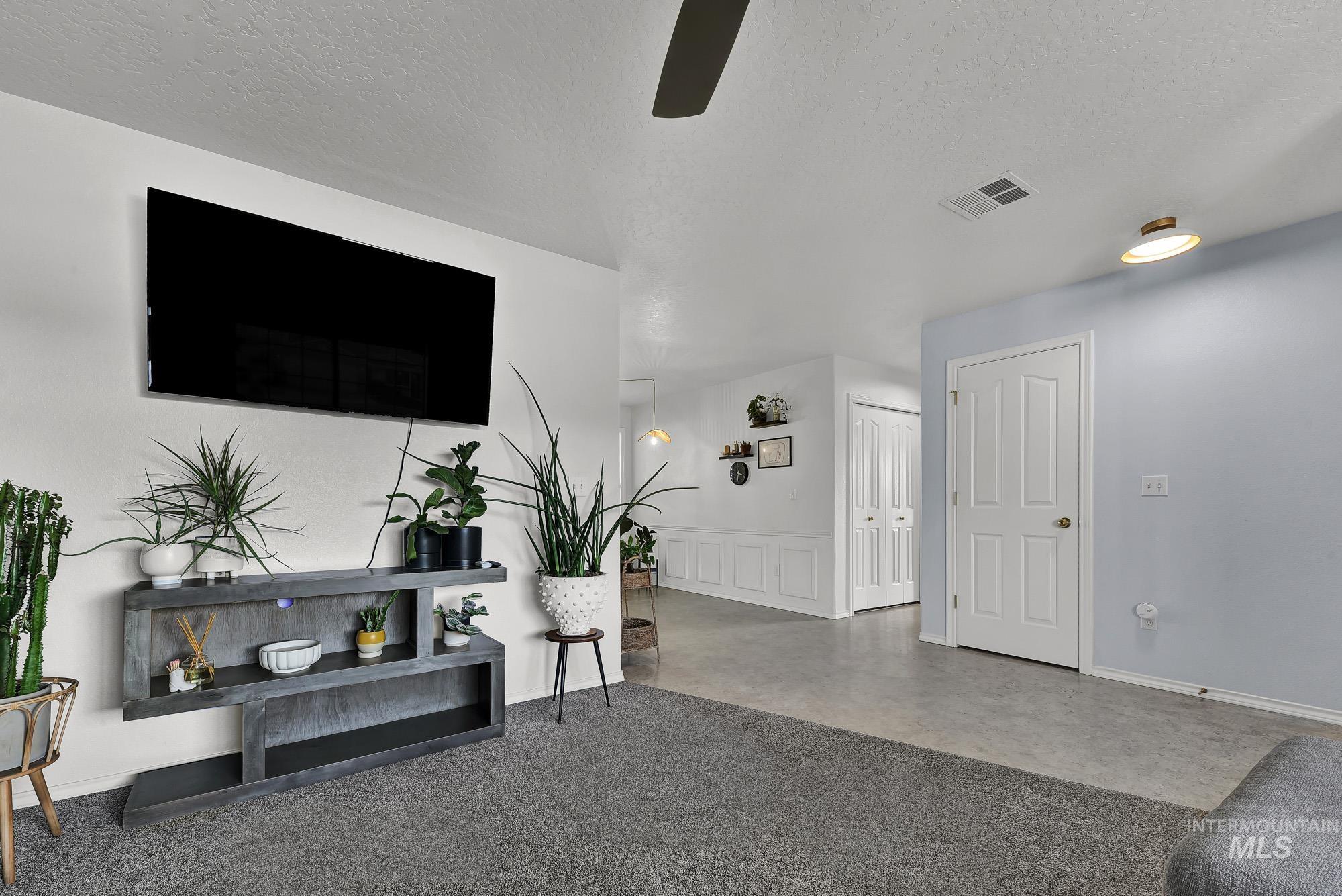 262 N Sunbird Ave, Kuna, Idaho 83634, 3 Bedrooms, 2 Bathrooms, Residential For Sale, Price $385,000,MLS 98968572