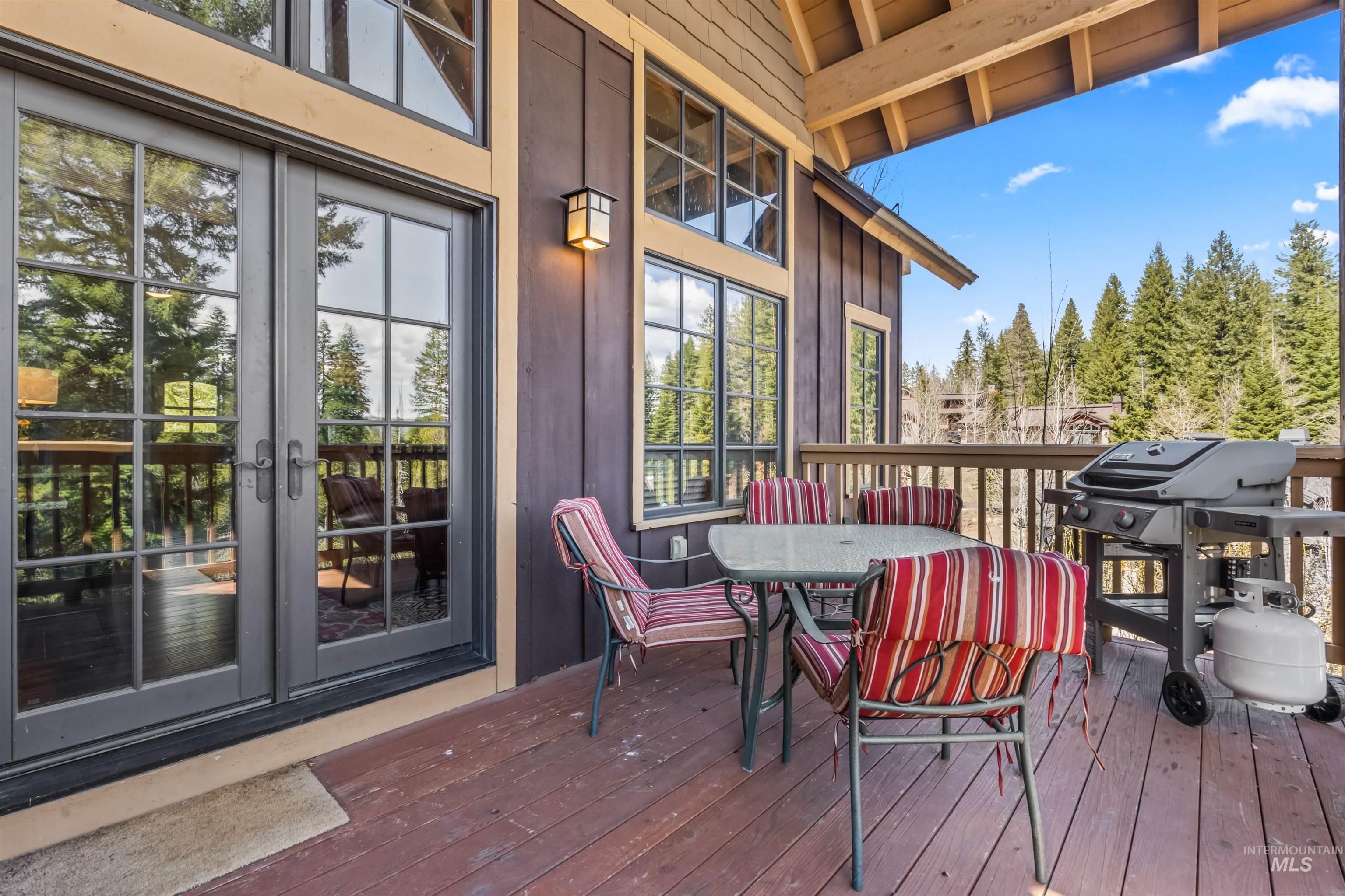 33 Golden Bench Ct, Donnelly, Idaho 83615, 3 Bedrooms, 3 Bathrooms, Residential For Sale, Price $1,150,000, 98968600