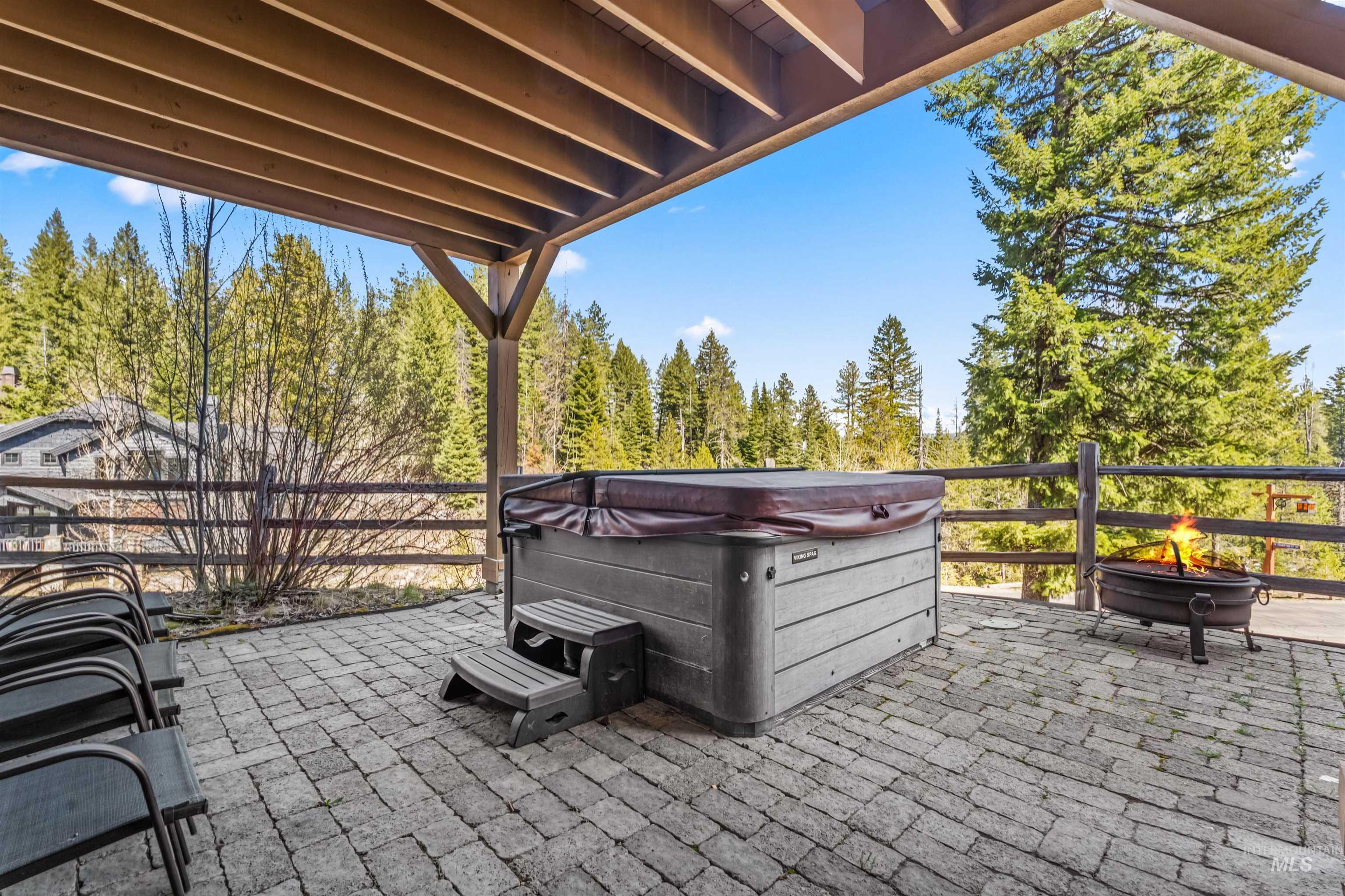 33 Golden Bench Ct, Donnelly, Idaho 83615, 3 Bedrooms, 3 Bathrooms, Residential For Sale, Price $1,150,000, 98968600