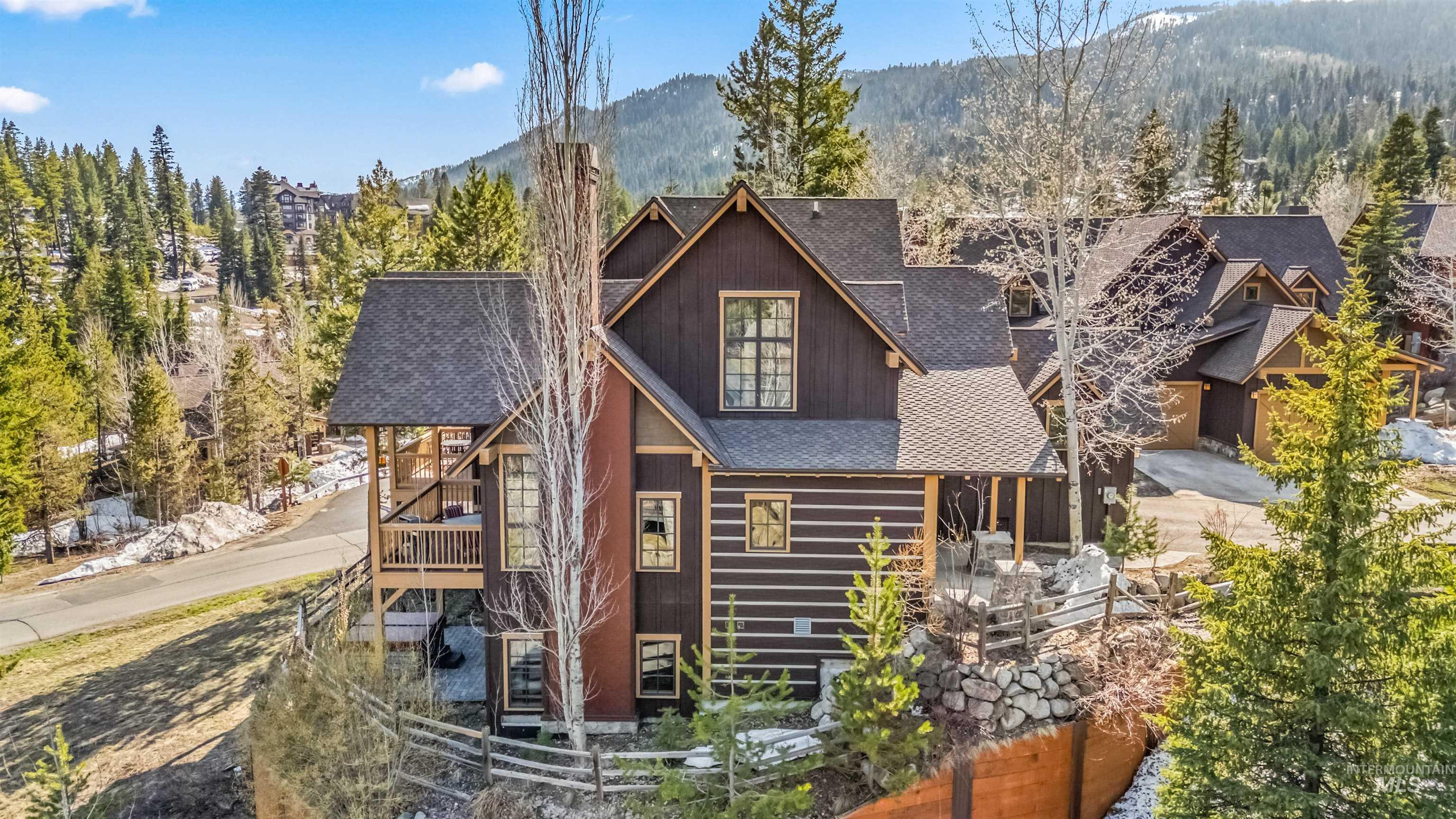 33 Golden Bench Ct, Donnelly, Idaho 83615, 3 Bedrooms, 3 Bathrooms, Residential For Sale, Price $1,150,000, 98968600