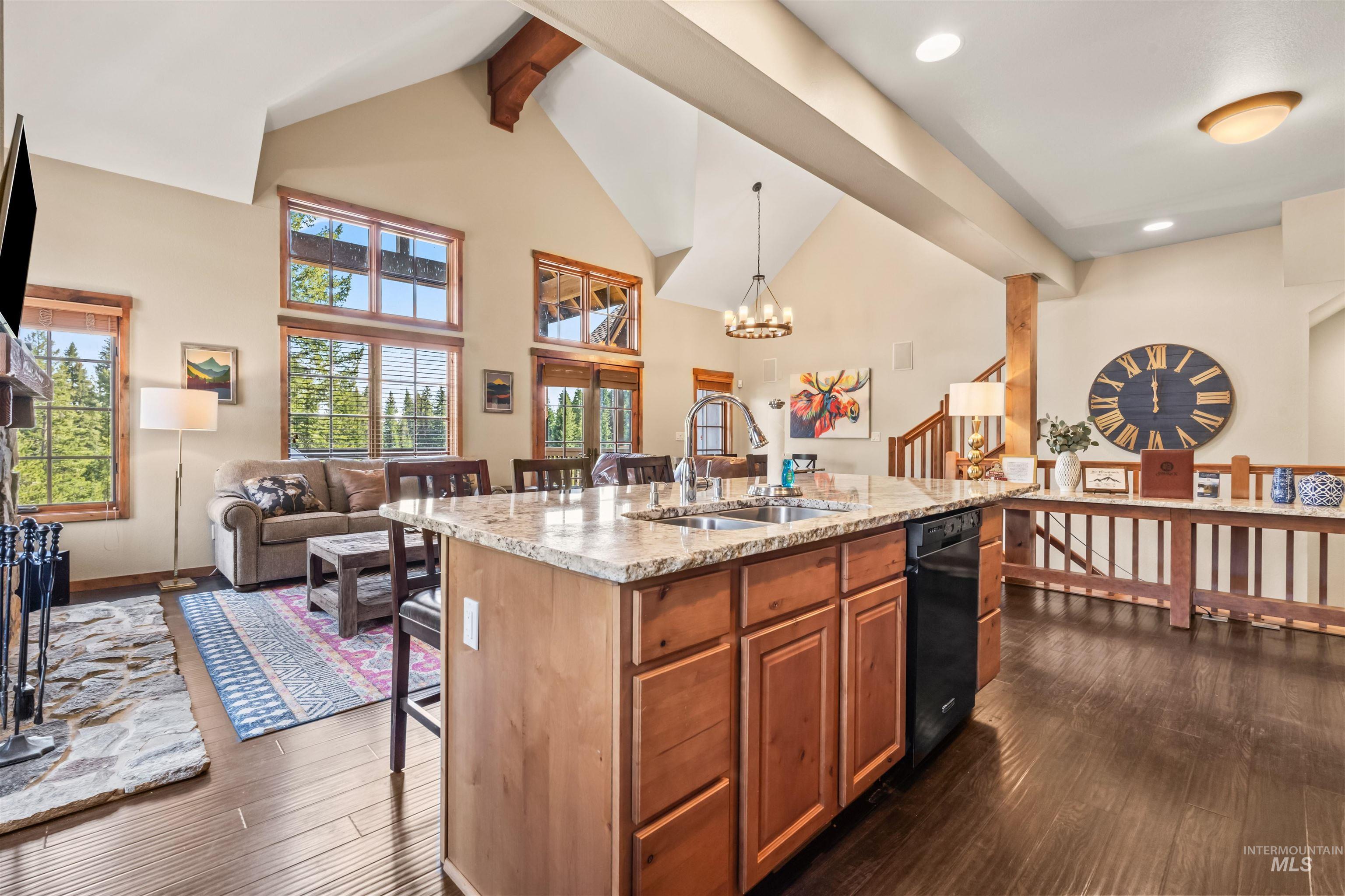 33 Golden Bench Ct, Donnelly, Idaho 83615, 3 Bedrooms, 3 Bathrooms, Residential For Sale, Price $1,150,000, 98968600