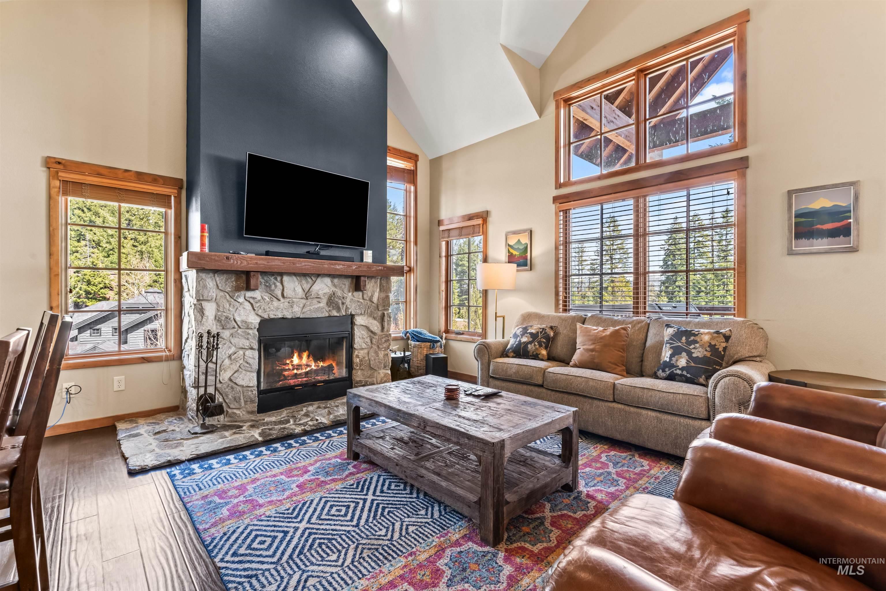 33 Golden Bench Ct, Donnelly, Idaho 83615, 3 Bedrooms, 3 Bathrooms, Residential For Sale, Price $1,150,000, 98968600