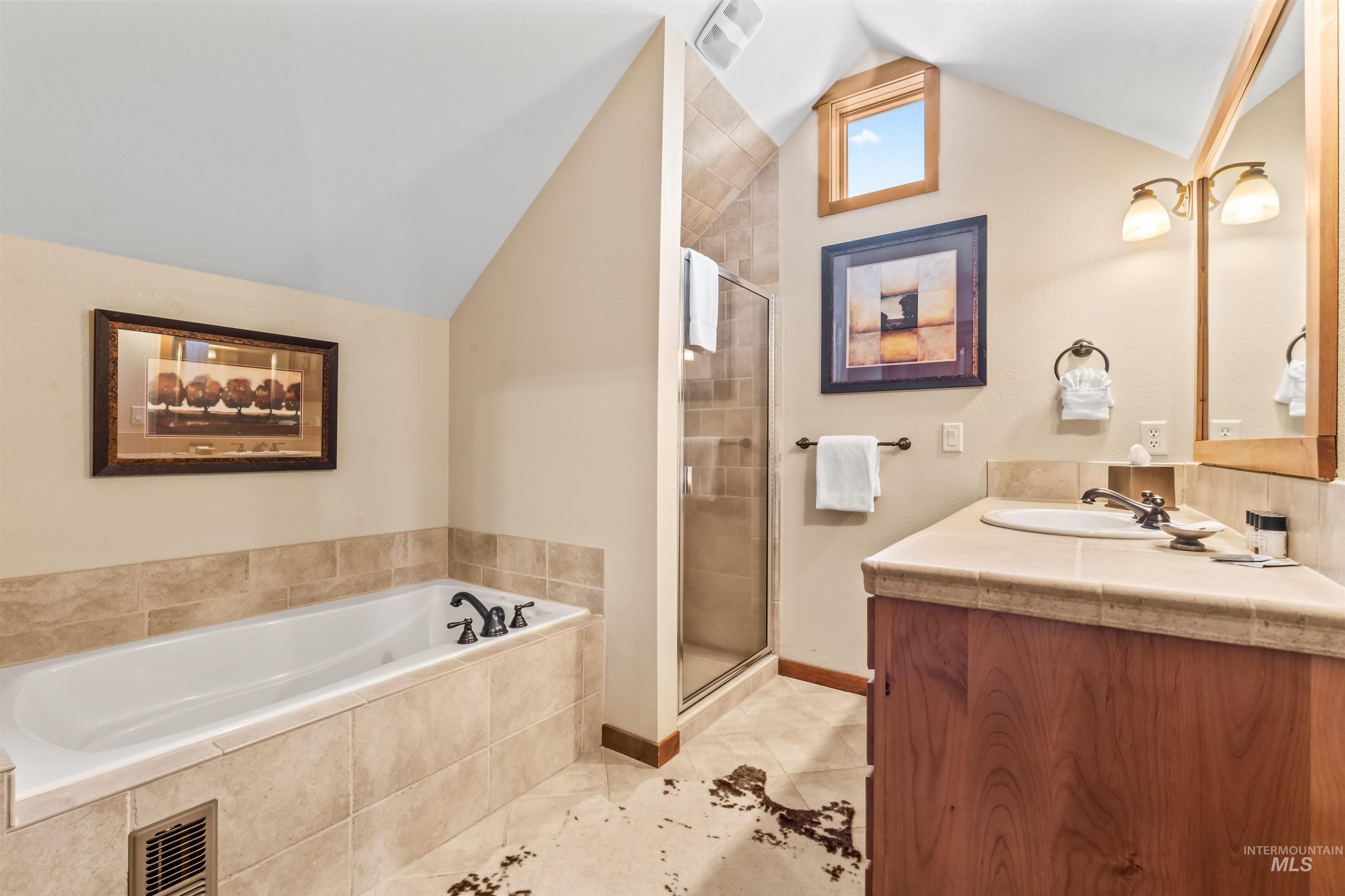 33 Golden Bench Ct, Donnelly, Idaho 83615, 3 Bedrooms, 3 Bathrooms, Residential For Sale, Price $1,150,000, 98968600