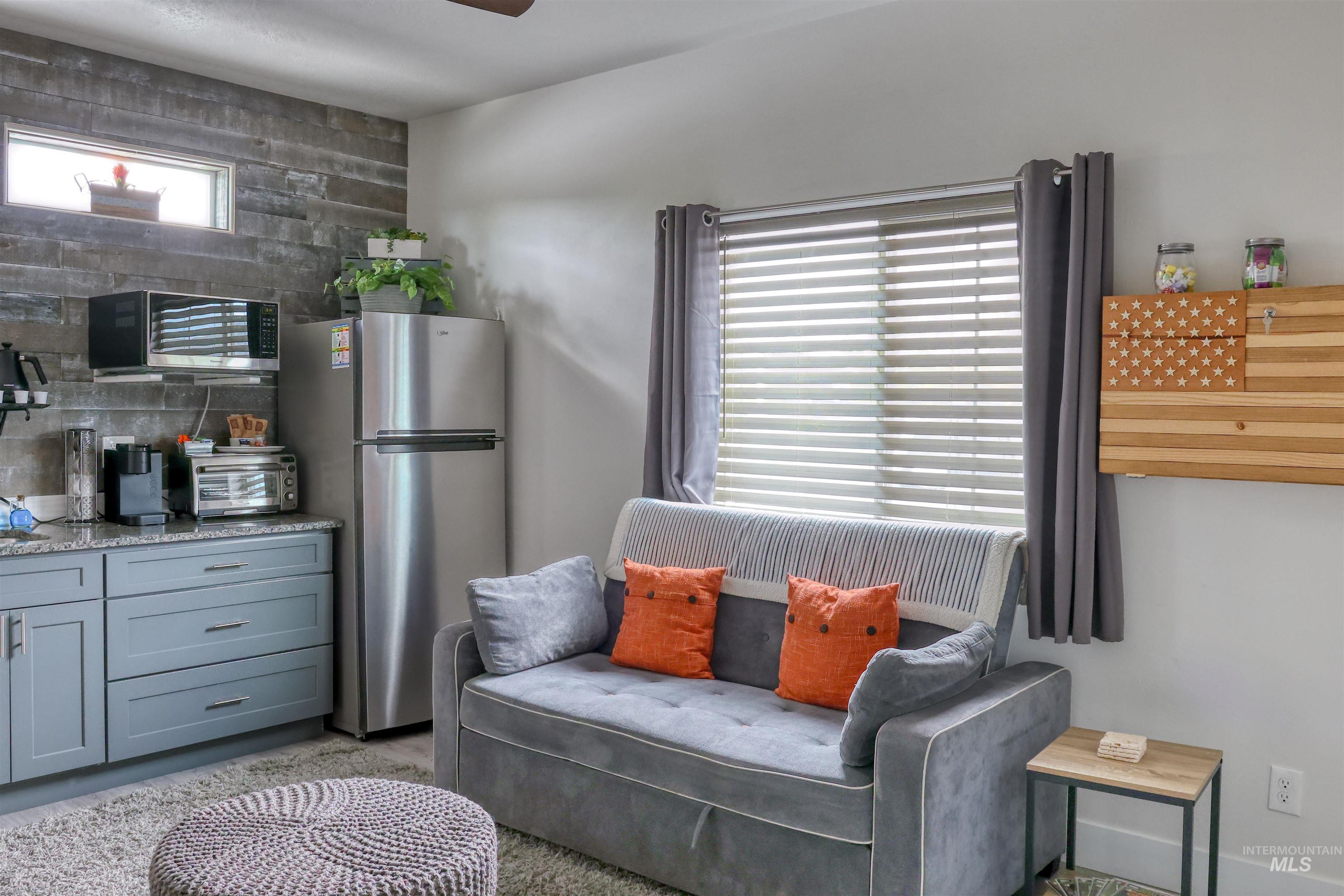 Sitting room featuring a ceiling fan