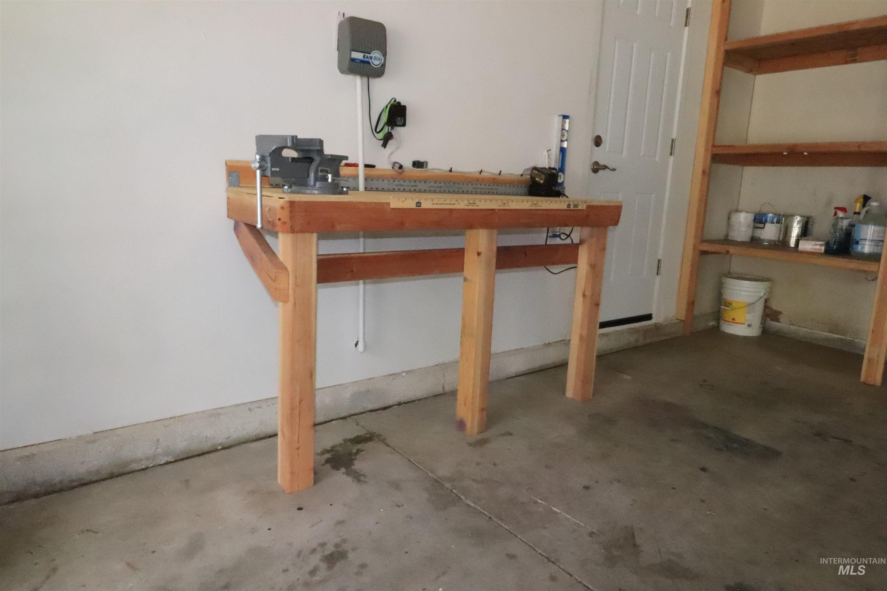 Workbench with vice