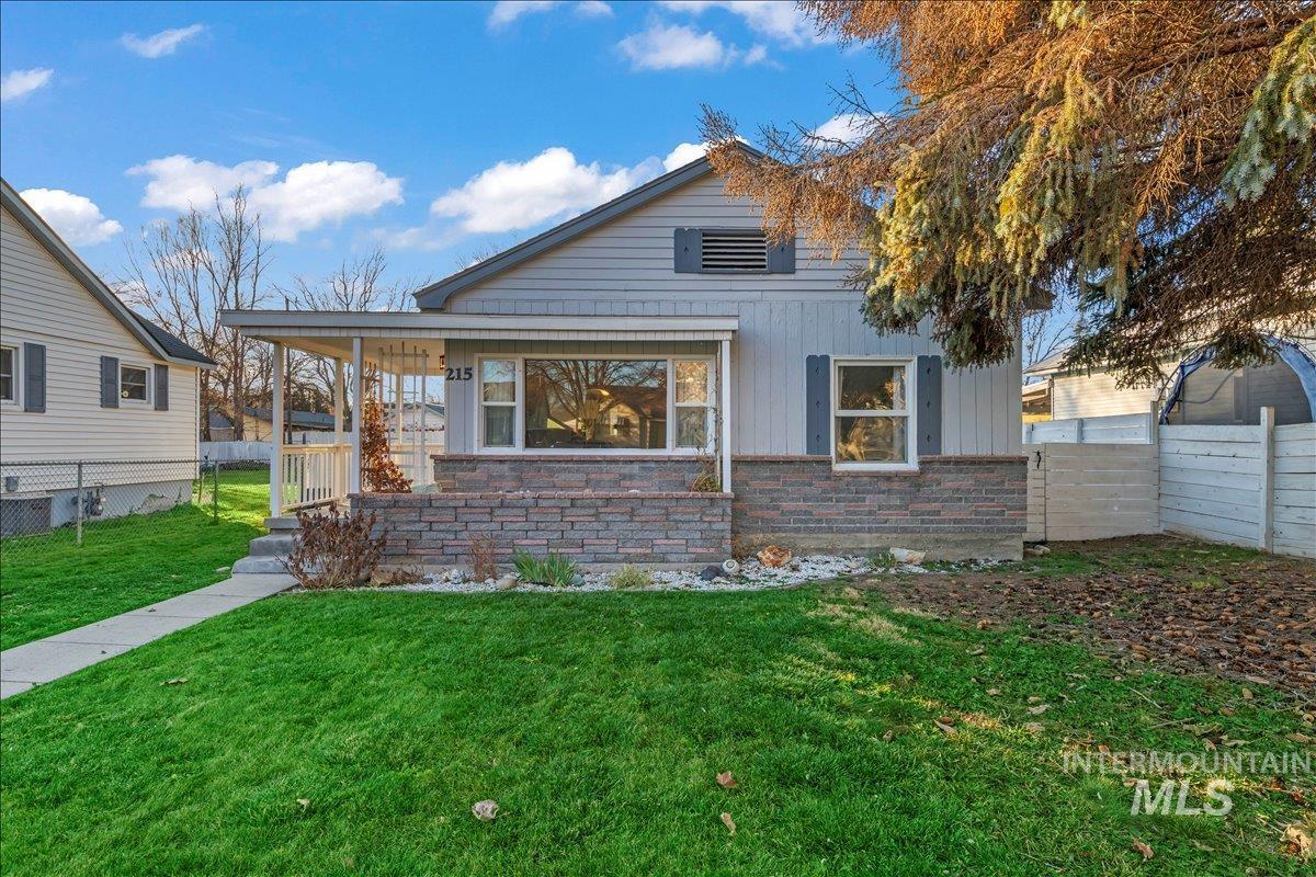 215 S Locust St, Nampa, Idaho 83686, 3 Bedrooms, 1 Bathroom, Residential For Sale, Price $315,000,MLS 98968625