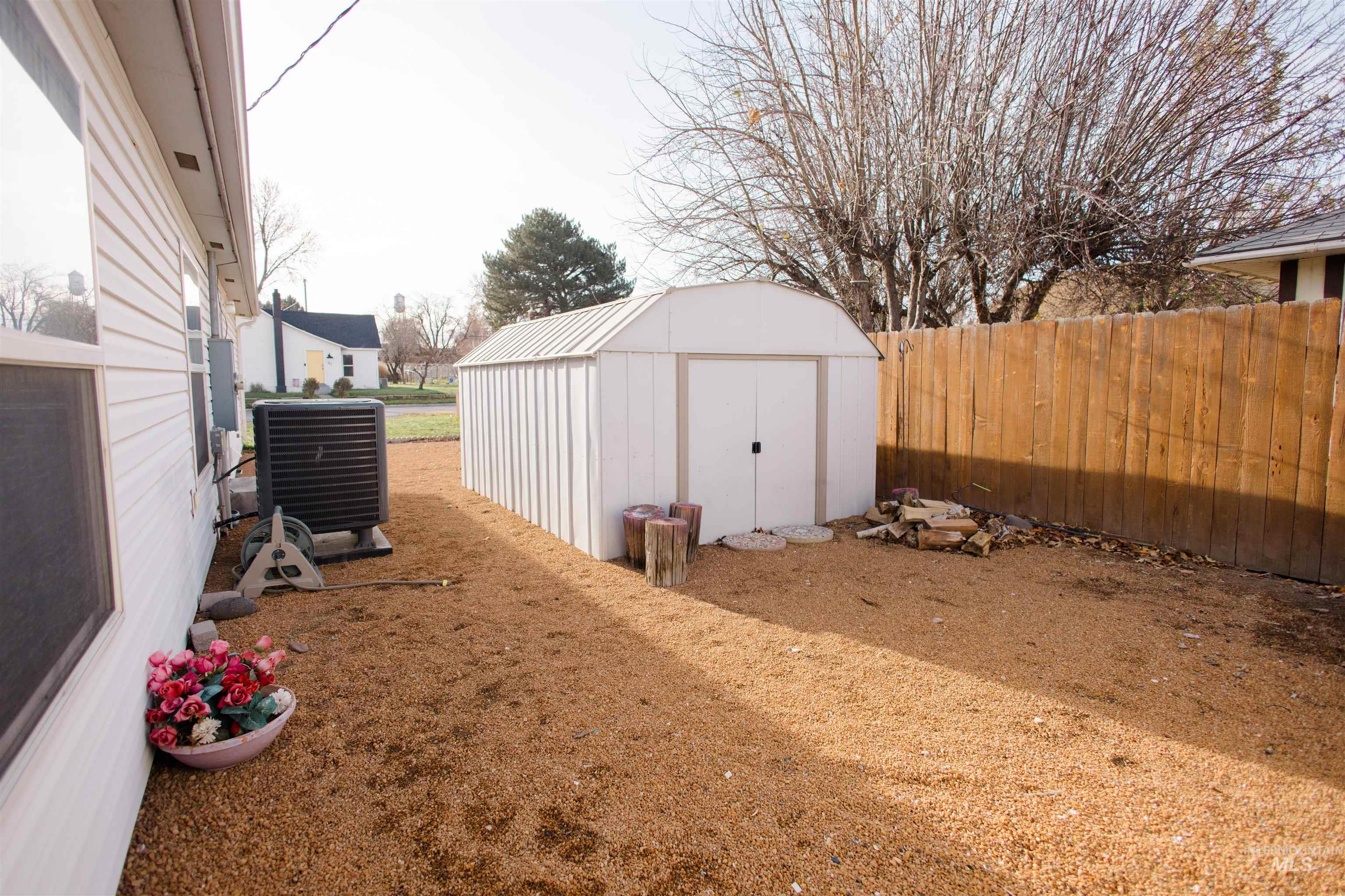 View of yard featuring a shed