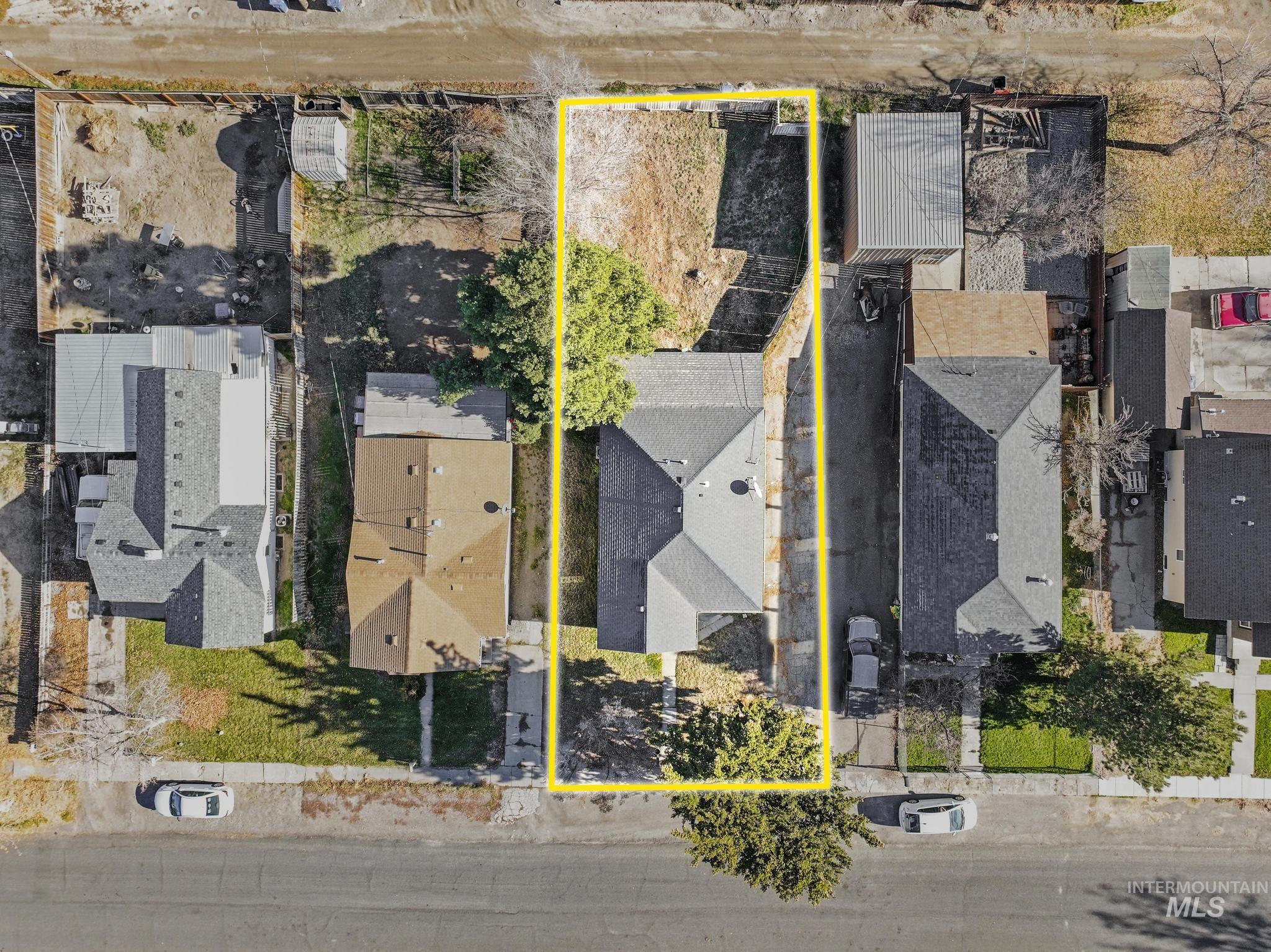 Aerial view of residential area featuring property parcel outlined