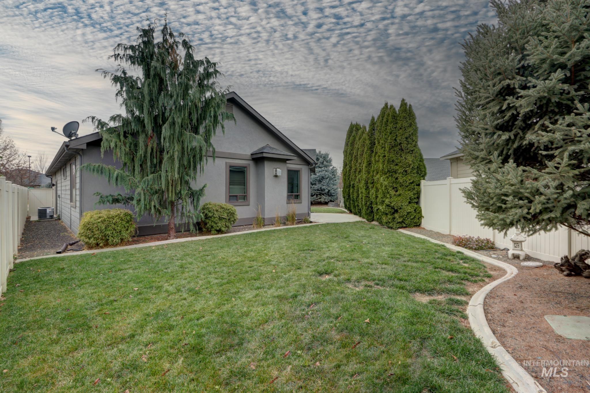 326 E Whitespur, Meridian, Idaho 83642, 2 Bedrooms, 2 Bathrooms, Residential For Sale, Price $418,000, 98968710
