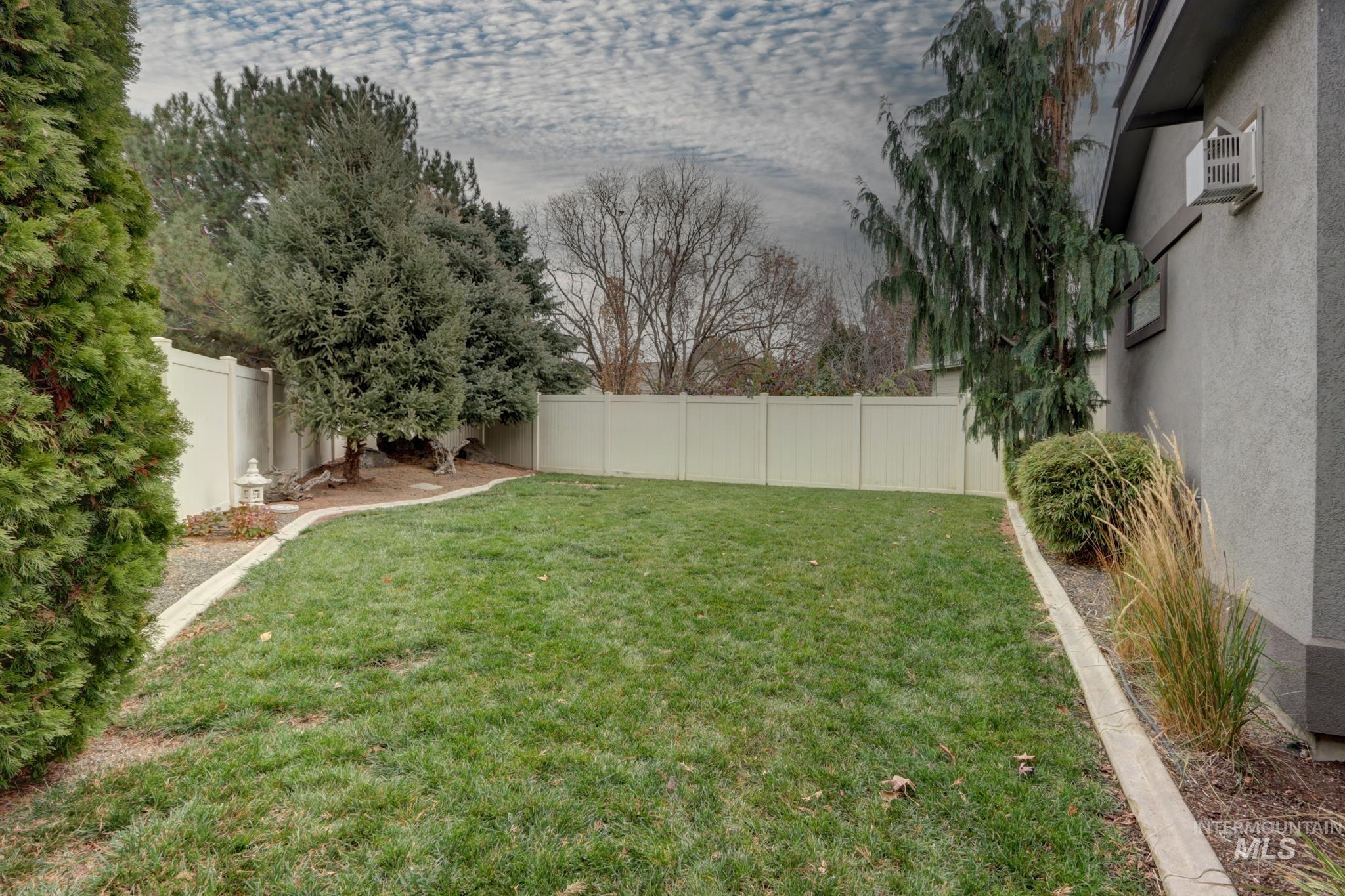 326 E Whitespur, Meridian, Idaho 83642, 2 Bedrooms, 2 Bathrooms, Residential For Sale, Price $418,000, 98968710