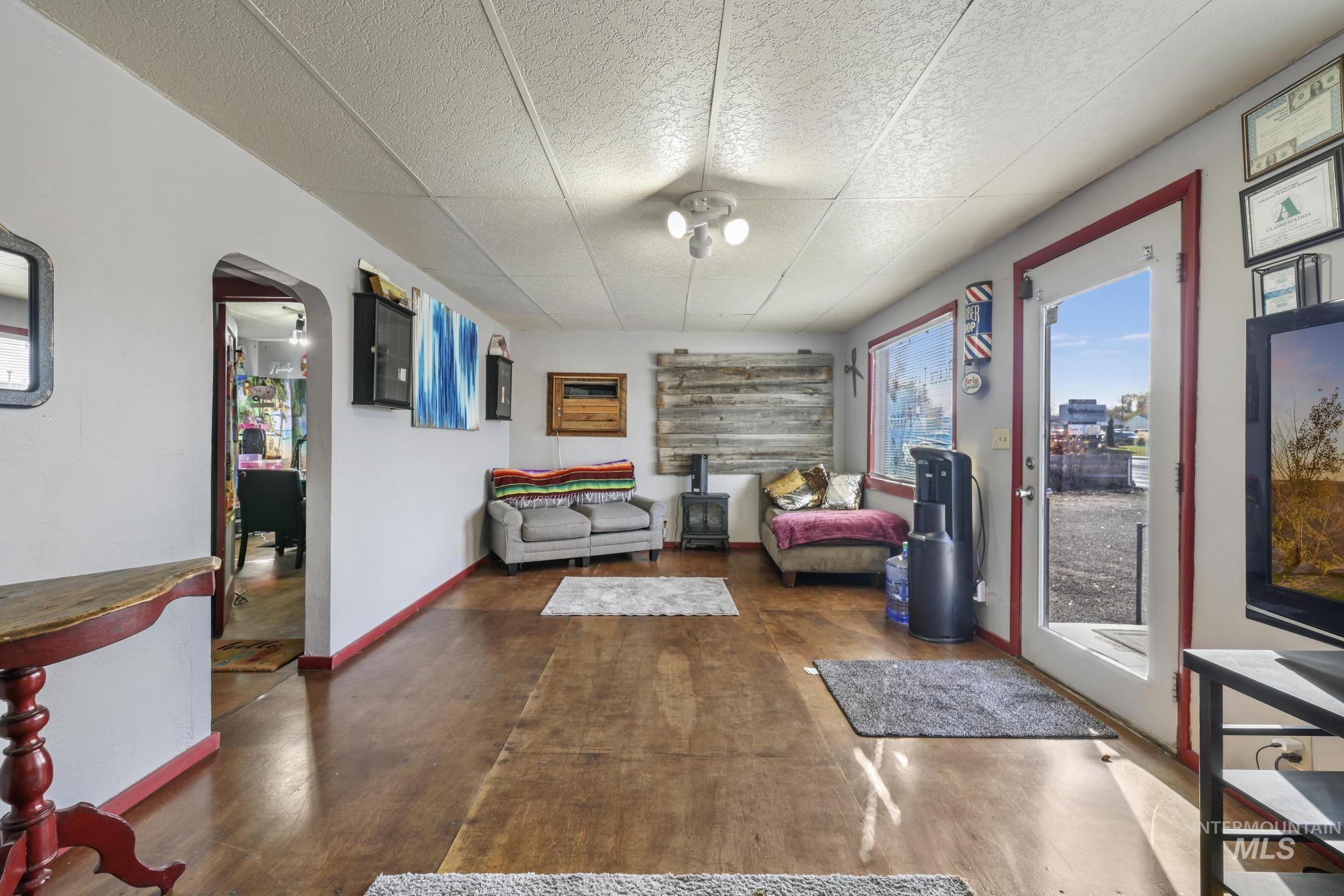Living room featuring arched walkways and baseboards
