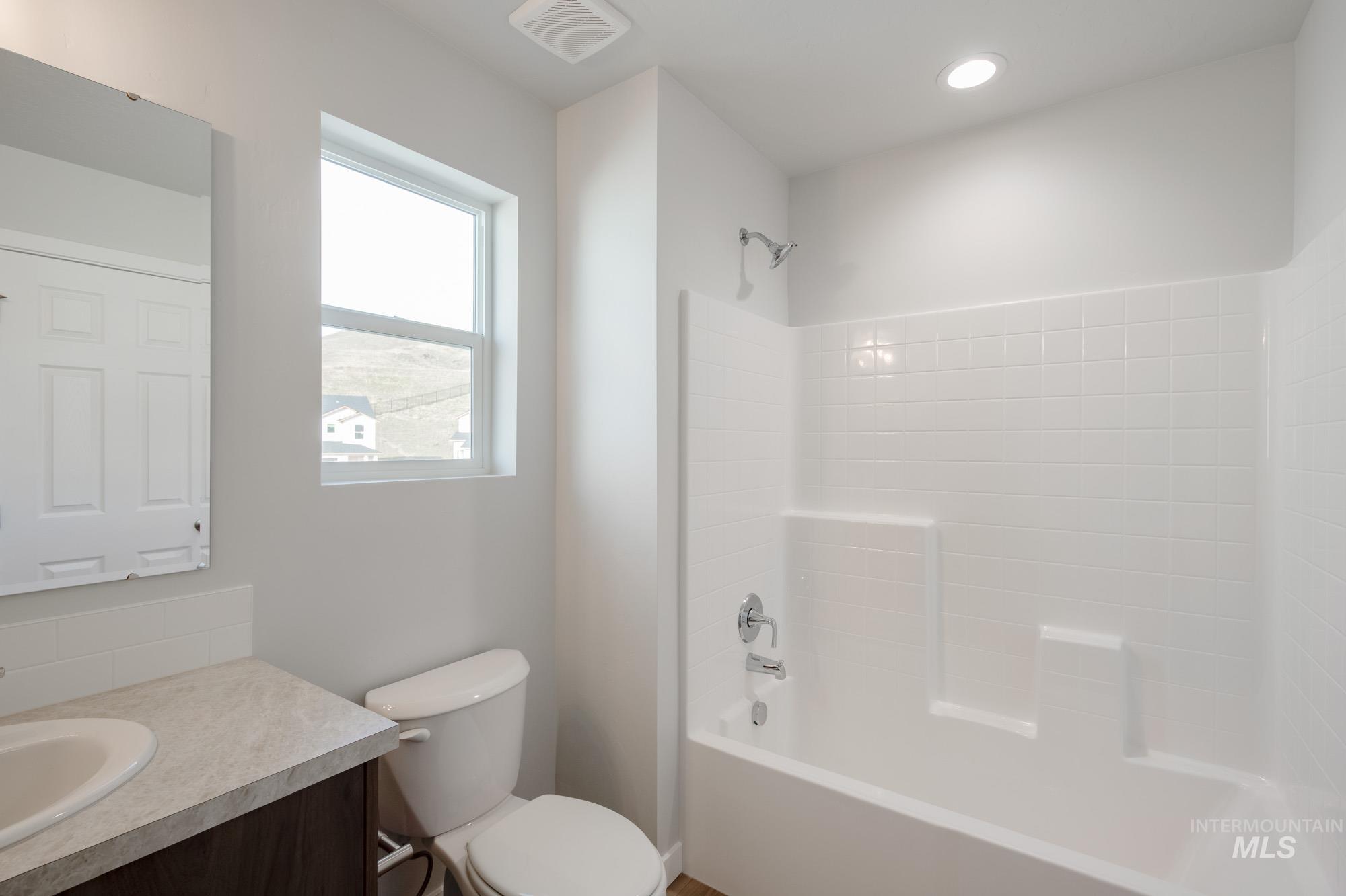 Full bath with vanity and shower / washtub combination