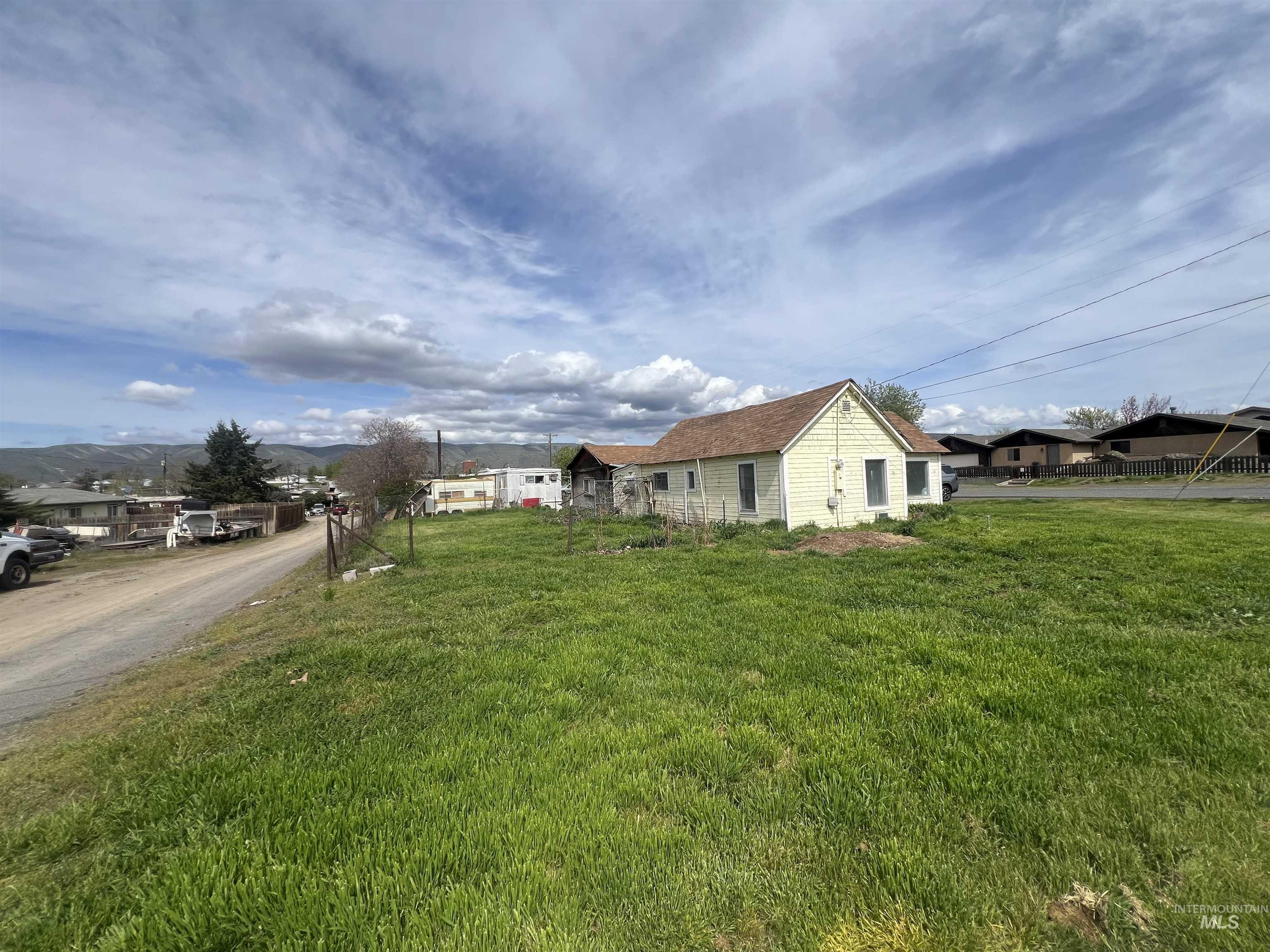 1902 4th Ave, Clarkston, Washington 99403, 2 Bedrooms, 1 Bathroom, Residential For Sale, Price $120,000, 98968777