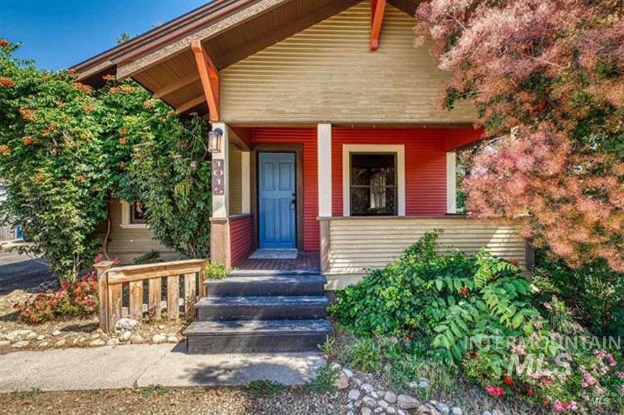 Doorway to property with a porch