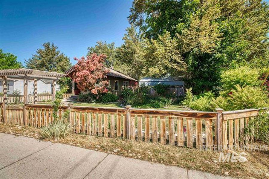 View of front of home featuring a fenced front yard