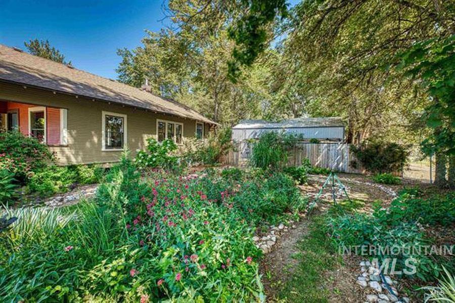 View of yard with an outbuilding