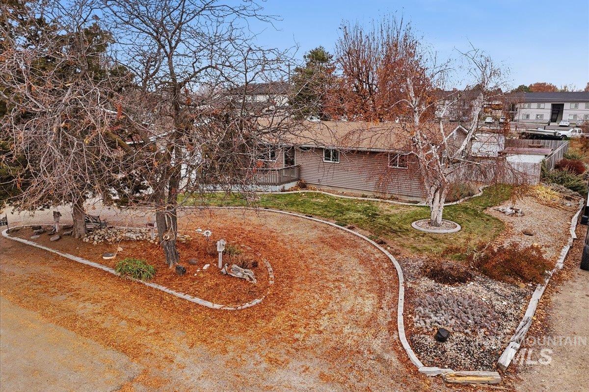View of front facade with a front yard