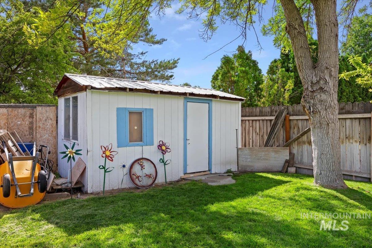 519 Wiseman, Hansen, Idaho 83338, 3 Bedrooms, 1 Bathroom, Residential For Sale, Price $265,000, 98968823