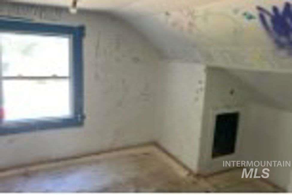 Additional living space with vaulted ceiling