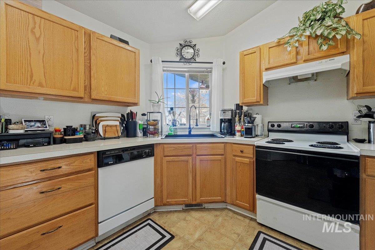 1393 W Topanga Ct, Kuna, Idaho 83634, 3 Bedrooms, 2 Bathrooms, Residential For Sale, Price $330,000, 98968840