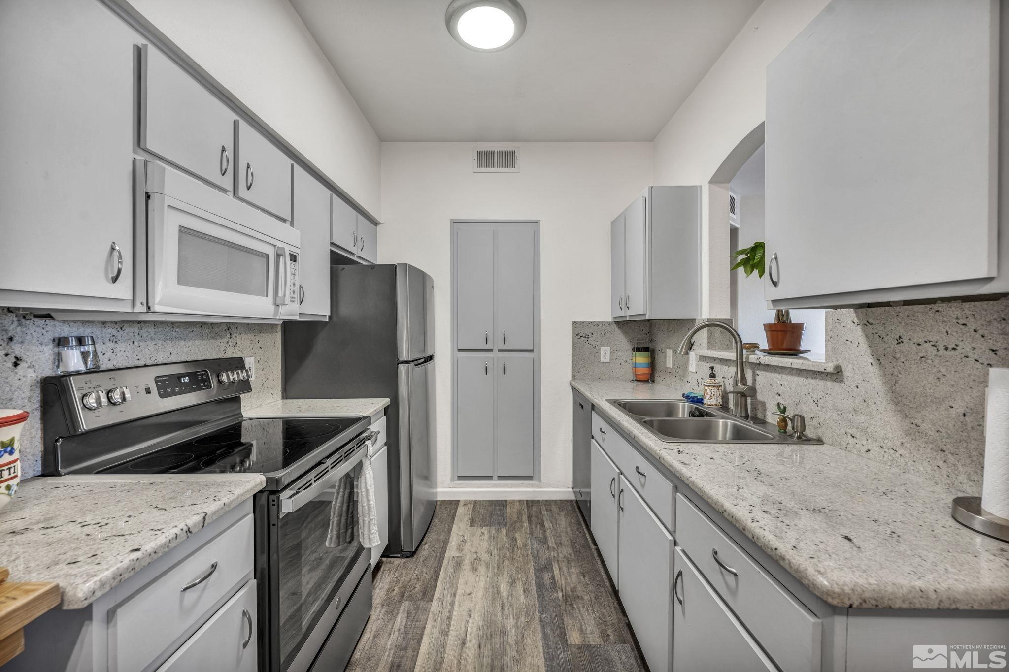 Photo #3: 240003817 Listing 