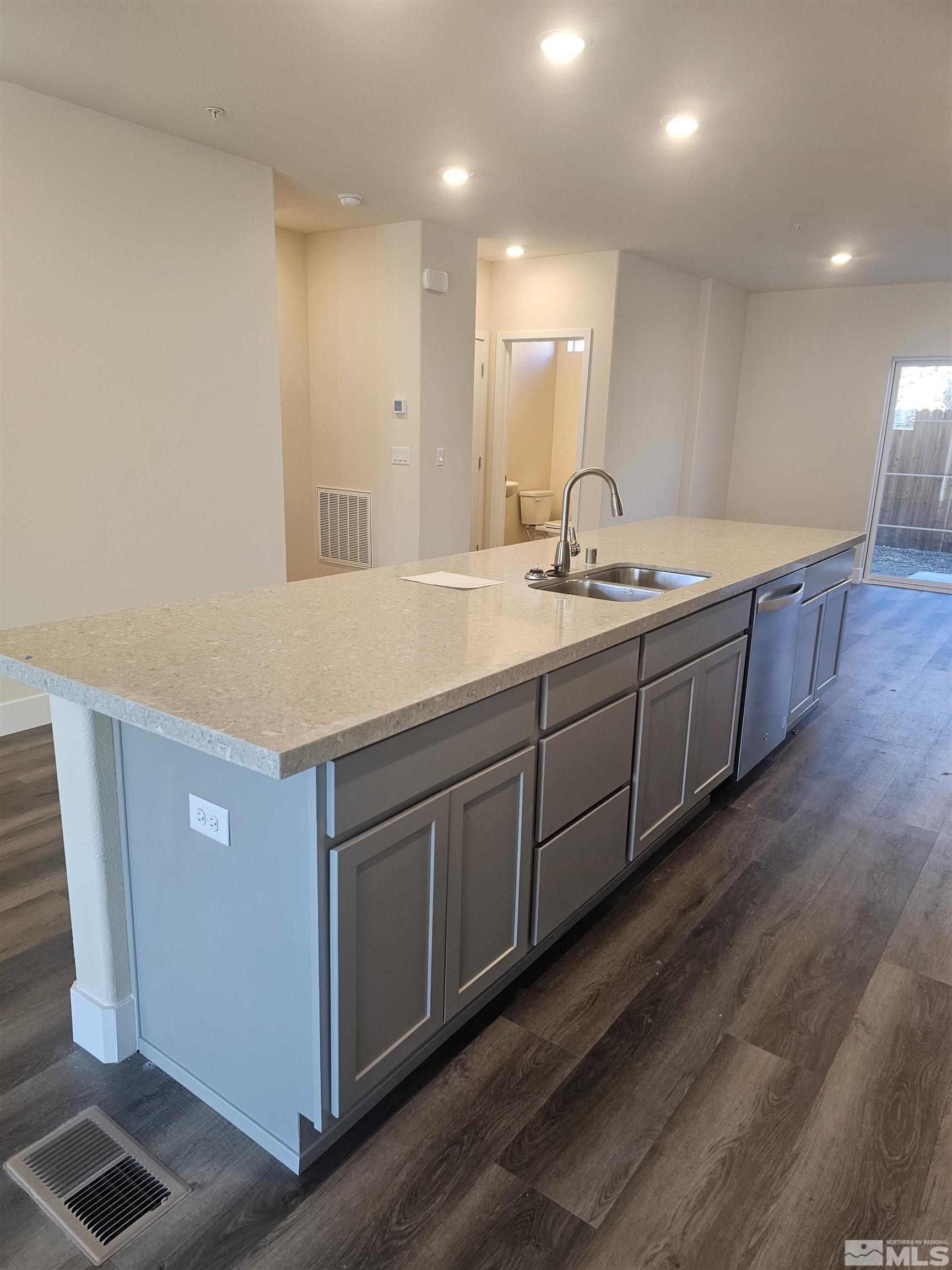 Photo #4: 240004719 Listing 