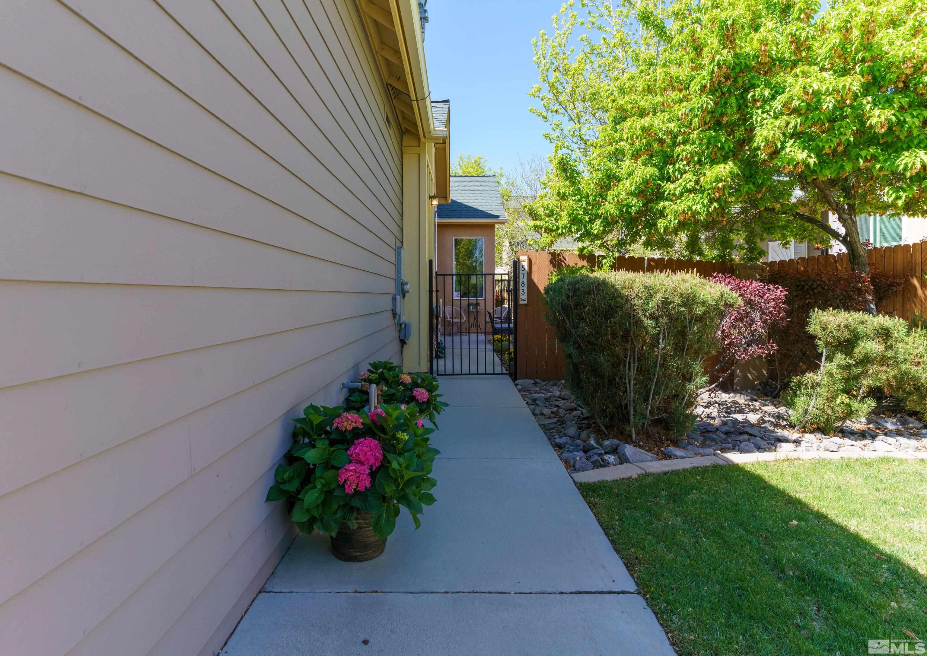 Photo #2: 240004819 Listing 