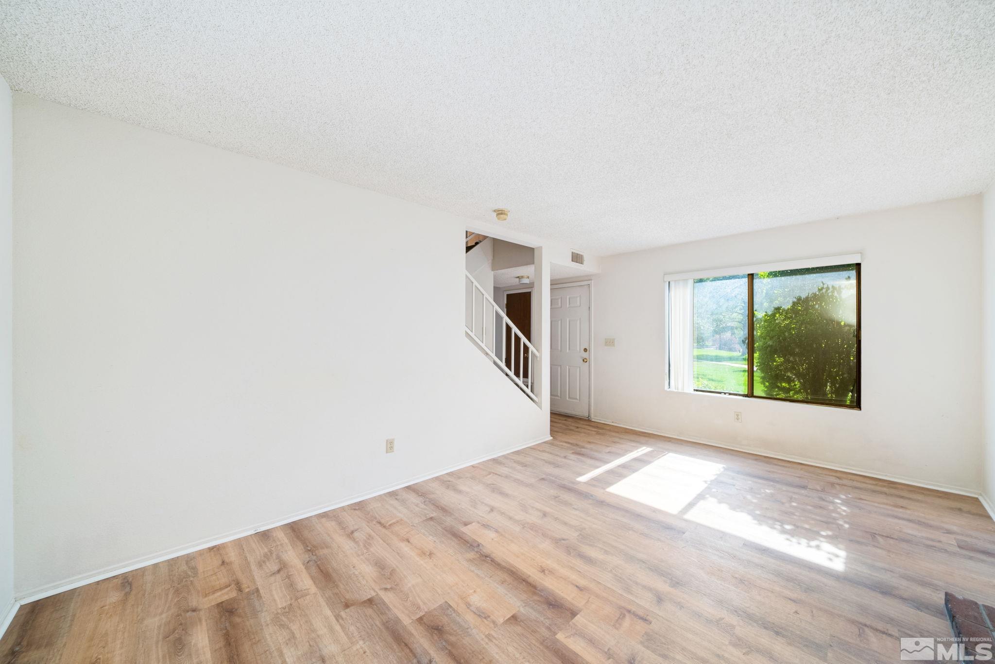 Photo #3: 240005025 Listing 