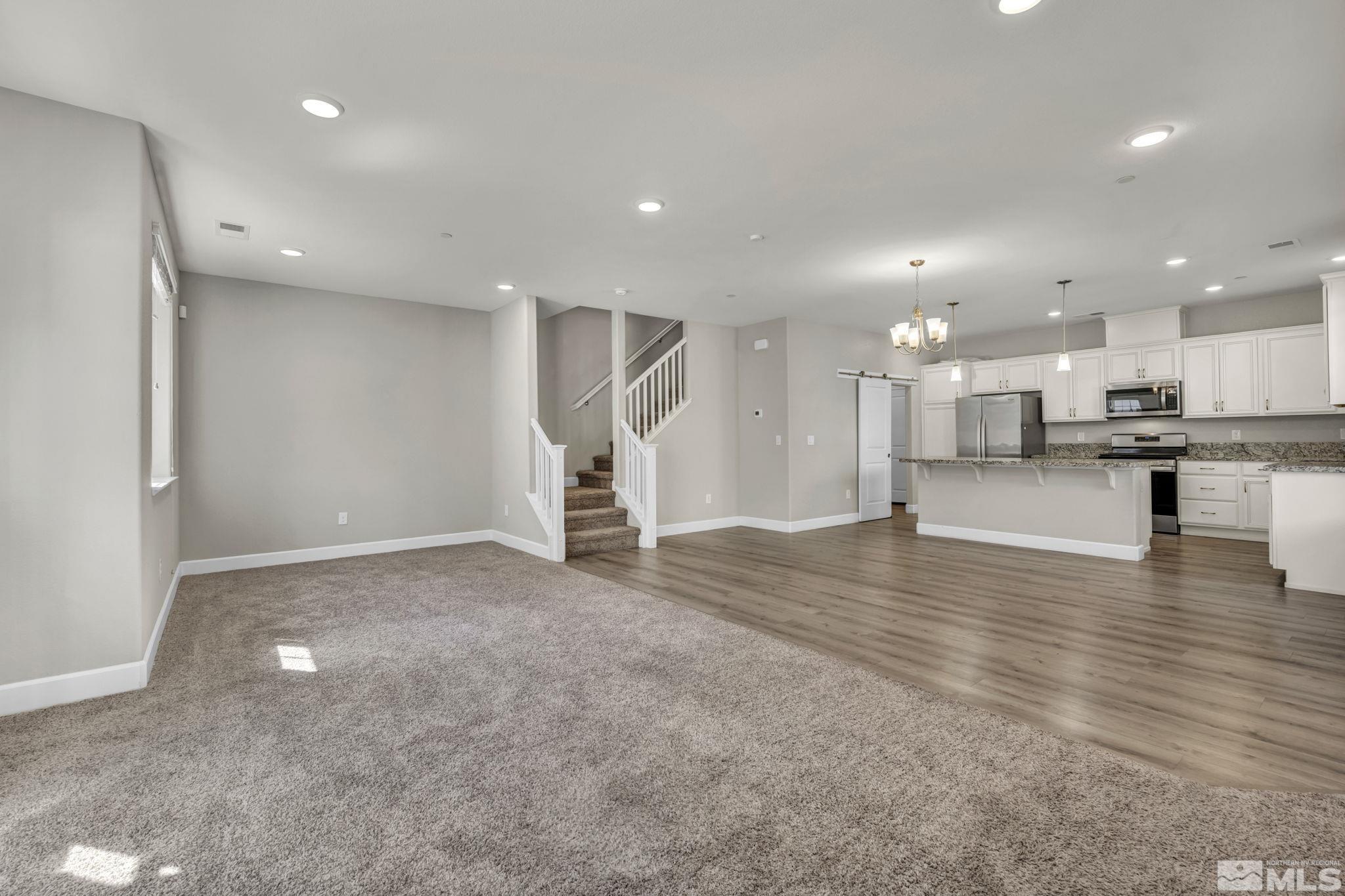 Photo #5: 240005415 Listing 
