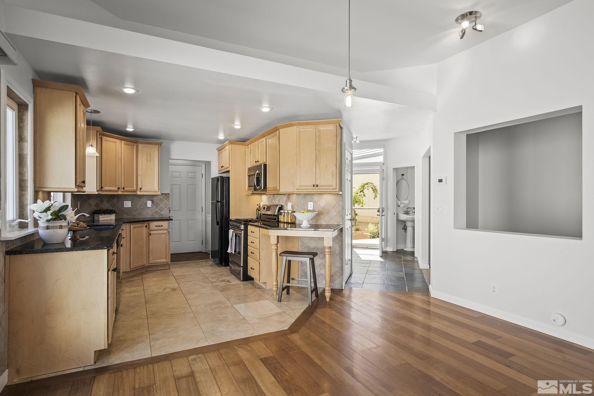 Photo #6: 240005438 Listing 
