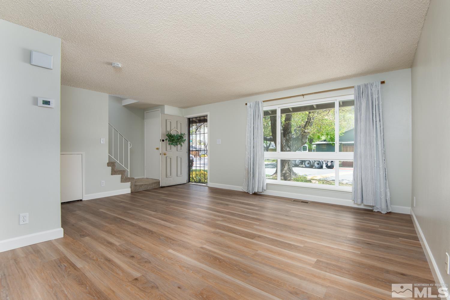 Photo #4: 240005481 Listing 