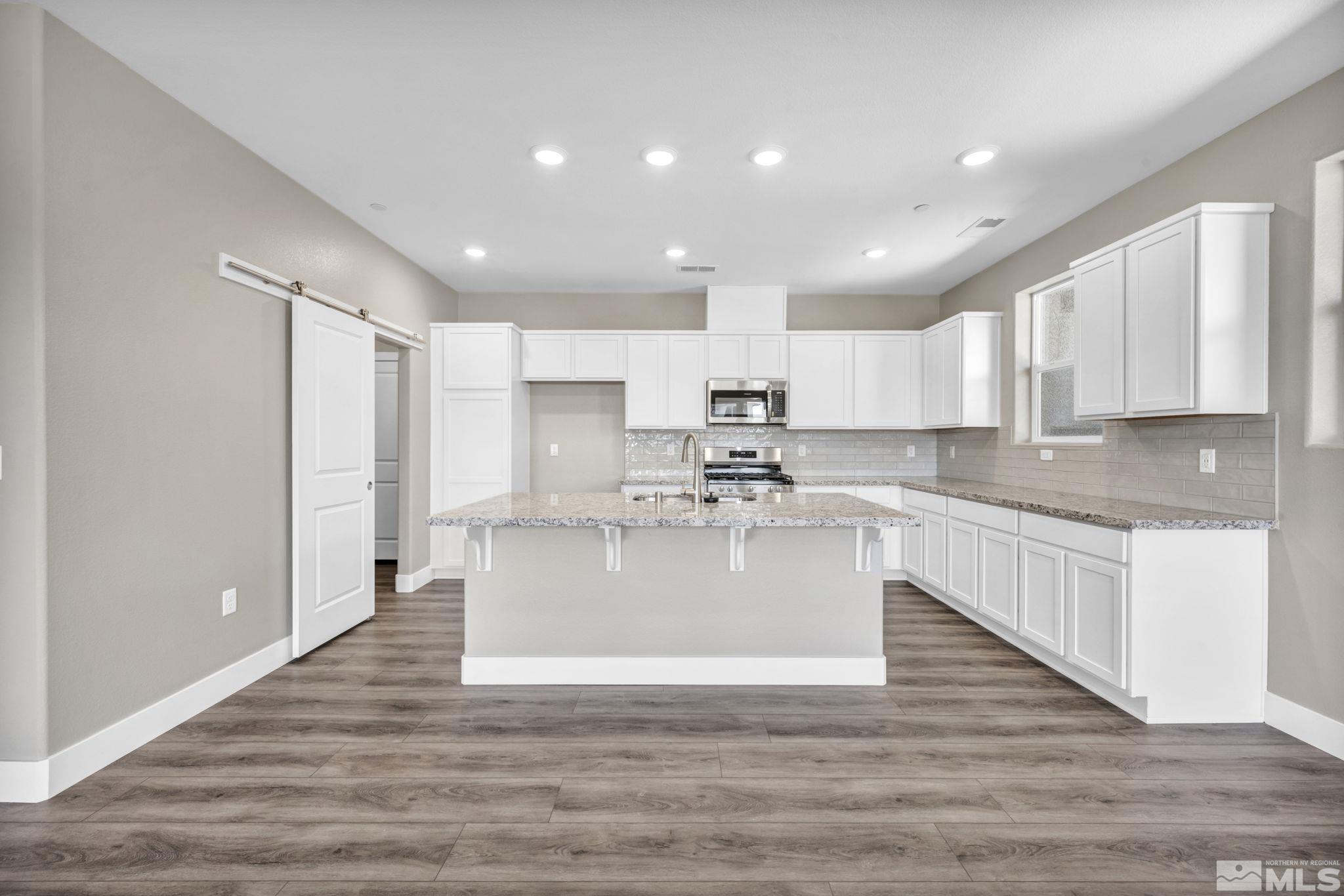 Photo #5: 240005602 Listing 